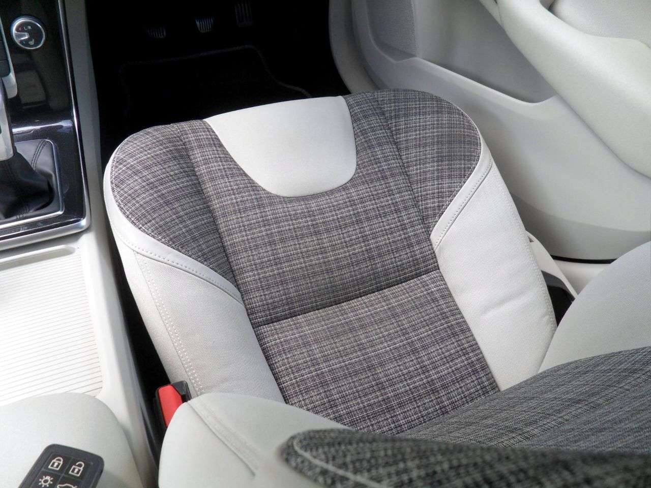 2016 VOLVO V40 2016 VOLVO V40