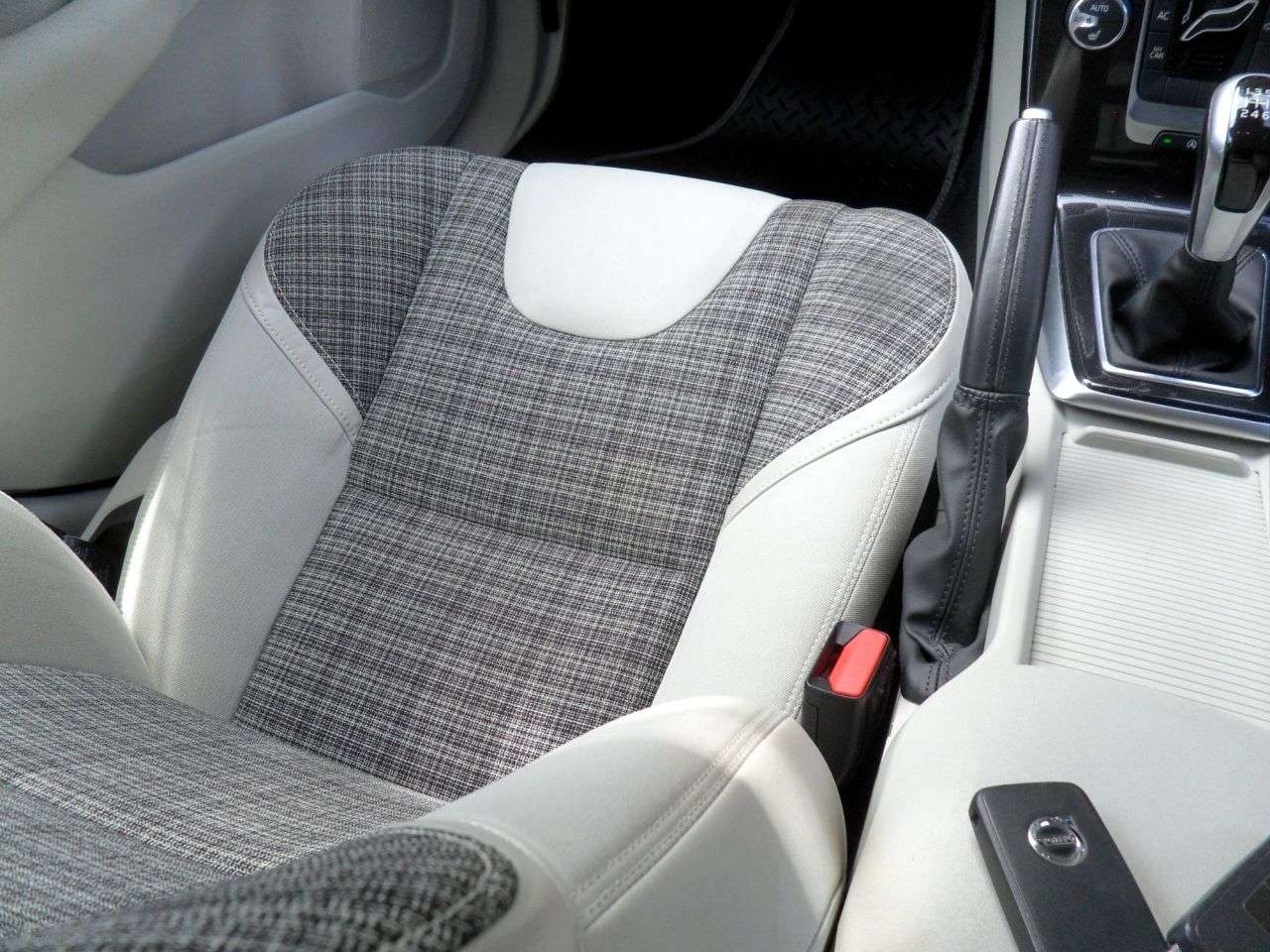 2016 VOLVO V40 2016 VOLVO V40