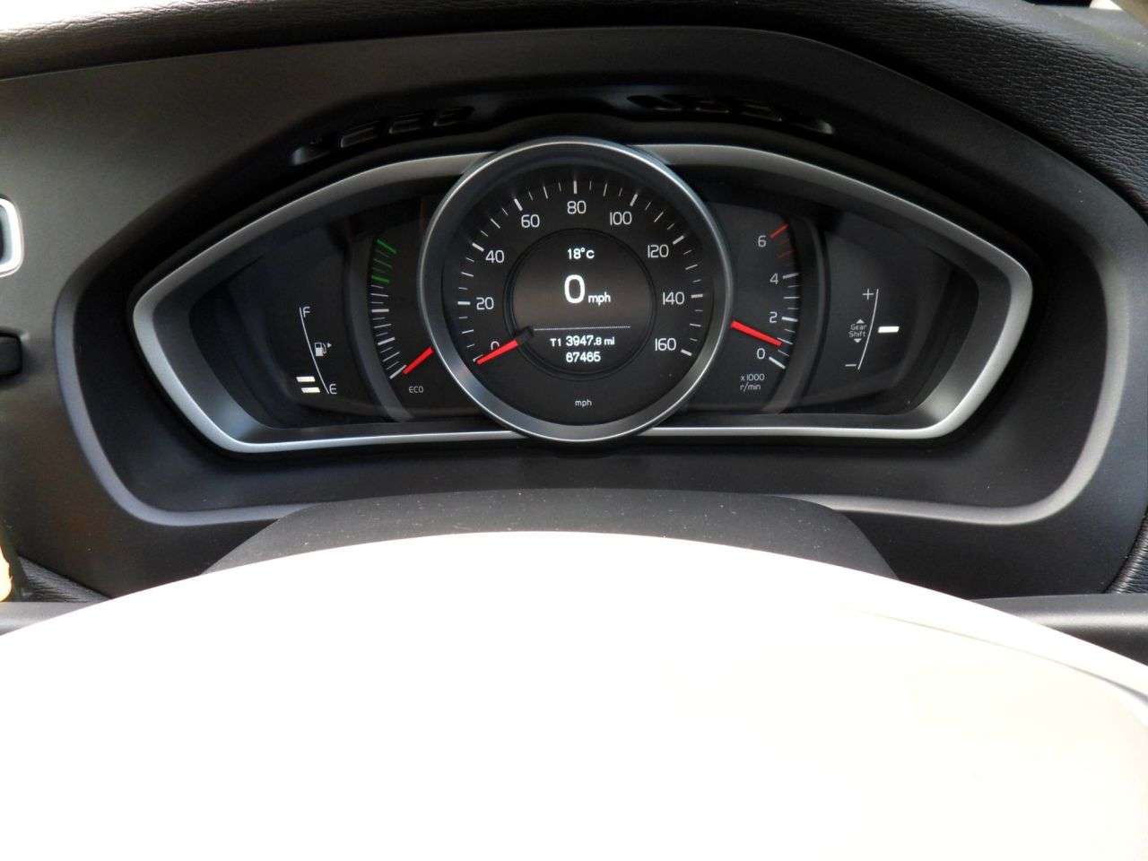 2016 VOLVO V40 2016 VOLVO V40