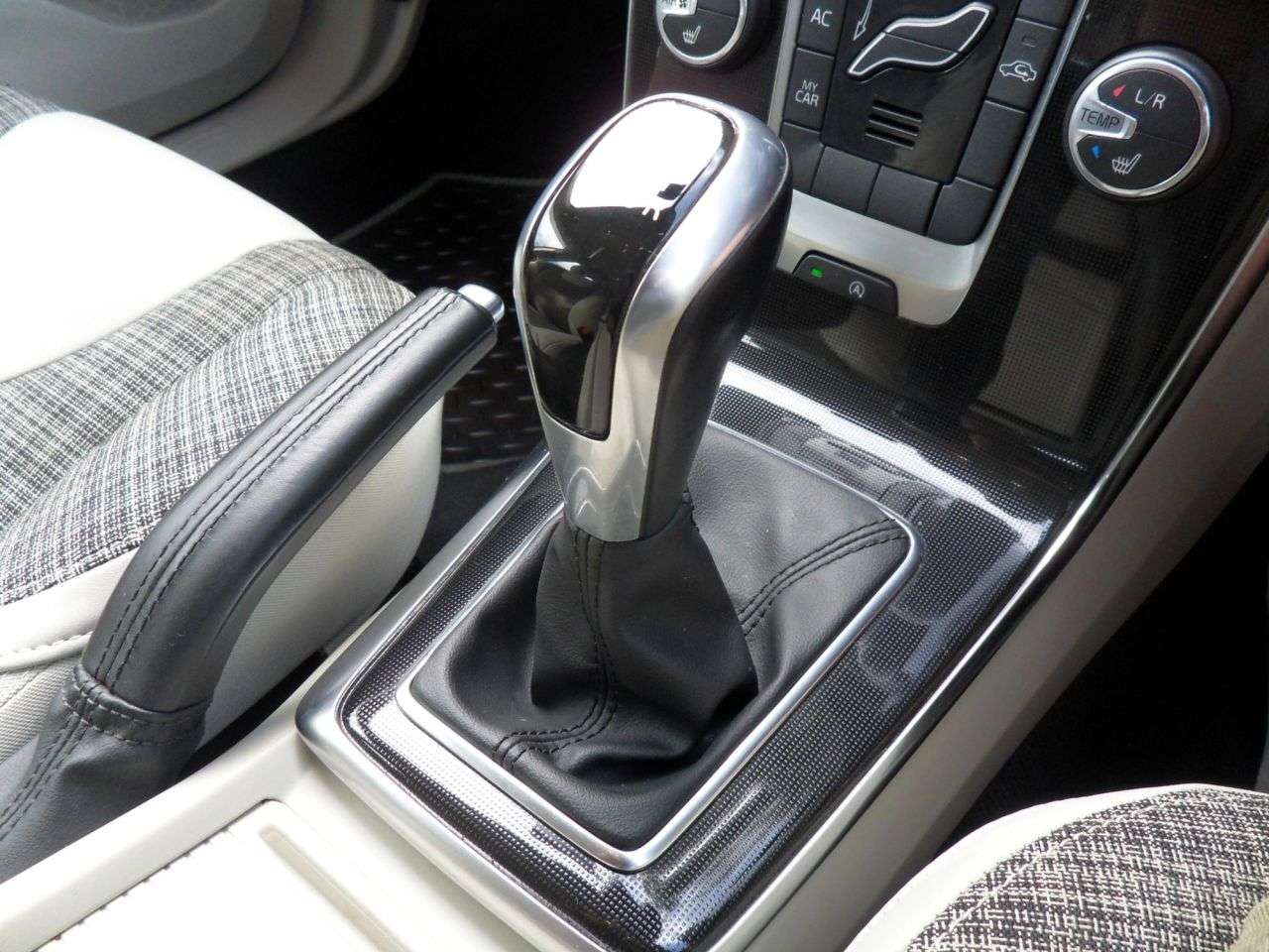 2016 VOLVO V40 2016 VOLVO V40