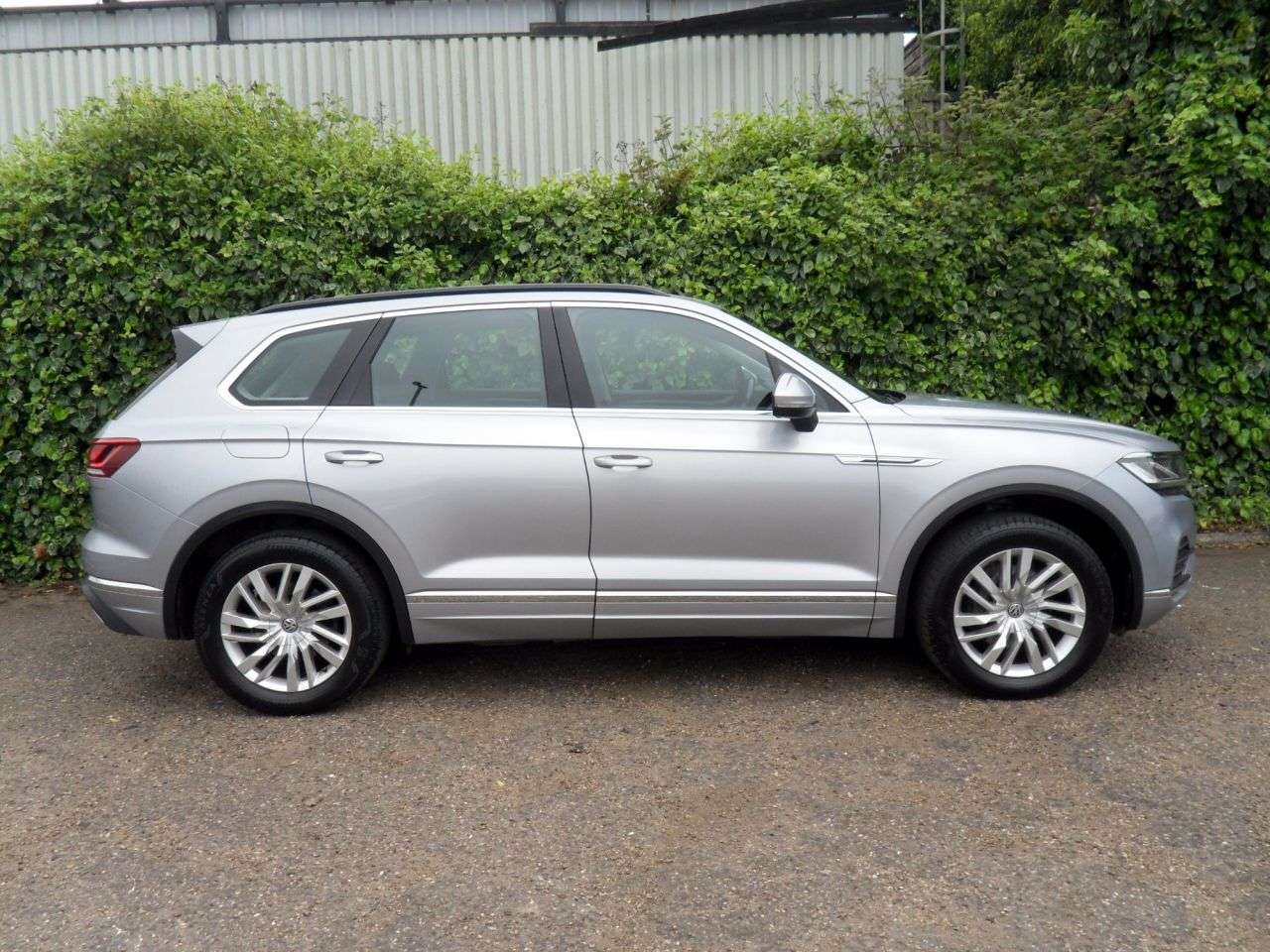A 2019 VOLKSWAGEN TOUAREG 3.0 TDI V6 SEL SUV 5dr Diesel Tiptronic 4Motion Euro 6 (s/s) (231 ps) 4Moti A 2019 VOLKSWAGEN TOUAREG 3.0 TDI V6 SEL SUV 5dr Diesel Tiptronic 4Motion Euro 6 (s/s) (231 ps) 4Moti
