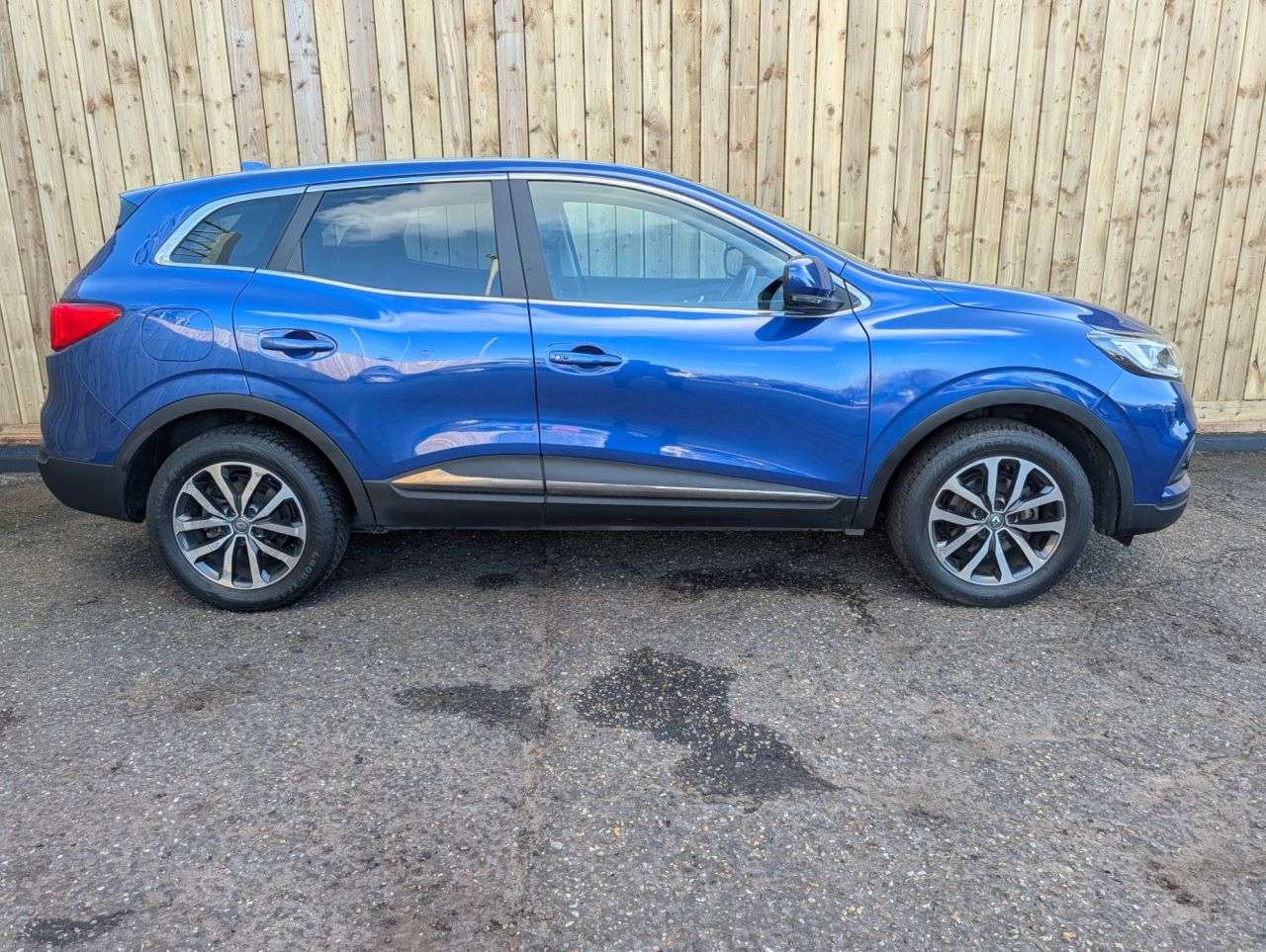 A 2021 RENAULT KADJAR 1.3 TCe Iconic SUV 5dr Petrol Manual Euro 6 (s/s) (140 ps) Locally Owned Fu A 2021 RENAULT KADJAR 1.3 TCe Iconic SUV 5dr Petrol Manual Euro 6 (s/s) (140 ps) Locally Owned Fu