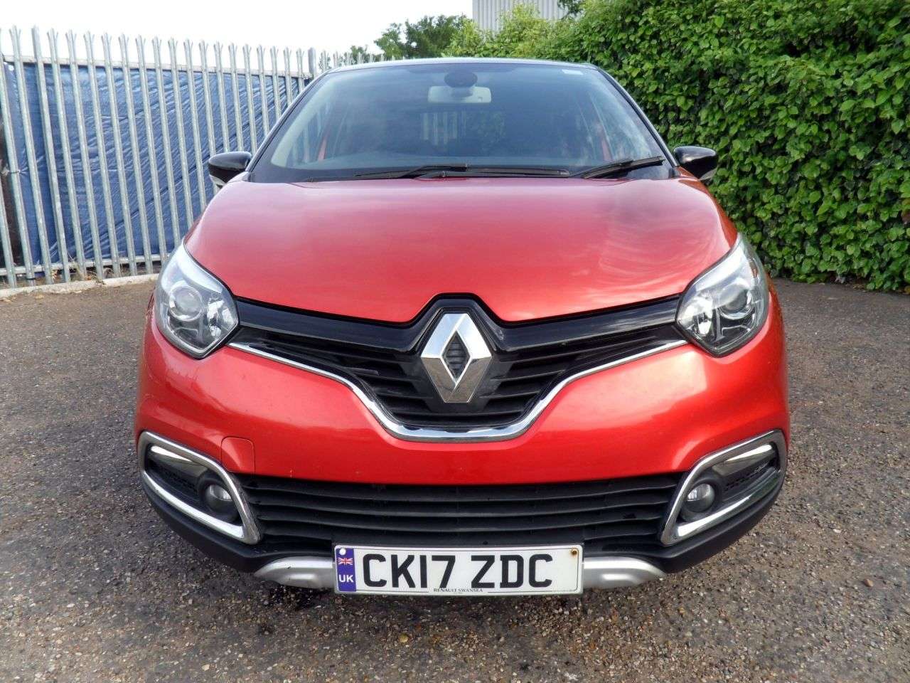 A 2017 RENAULT CAPTUR 1.2 TCe ENERGY Signature Nav SUV 5dr Petrol Auto Euro 6 (s/s) (120 ps) Flam A 2017 RENAULT CAPTUR 1.2 TCe ENERGY Signature Nav SUV 5dr Petrol Auto Euro 6 (s/s) (120 ps) Flam