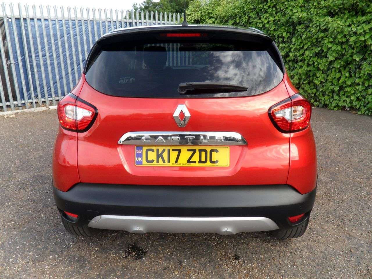 A 2017 RENAULT CAPTUR 1.2 TCe ENERGY Signature Nav SUV 5dr Petrol Auto Euro 6 (s/s) (120 ps) Flam A 2017 RENAULT CAPTUR 1.2 TCe ENERGY Signature Nav SUV 5dr Petrol Auto Euro 6 (s/s) (120 ps) Flam