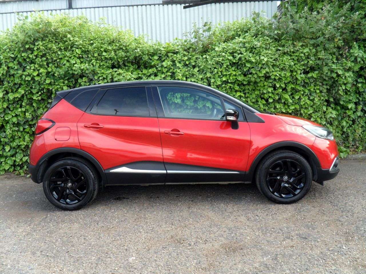 A 2017 RENAULT CAPTUR 1.2 TCe ENERGY Signature Nav SUV 5dr Petrol Auto Euro 6 (s/s) (120 ps) Flam A 2017 RENAULT CAPTUR 1.2 TCe ENERGY Signature Nav SUV 5dr Petrol Auto Euro 6 (s/s) (120 ps) Flam