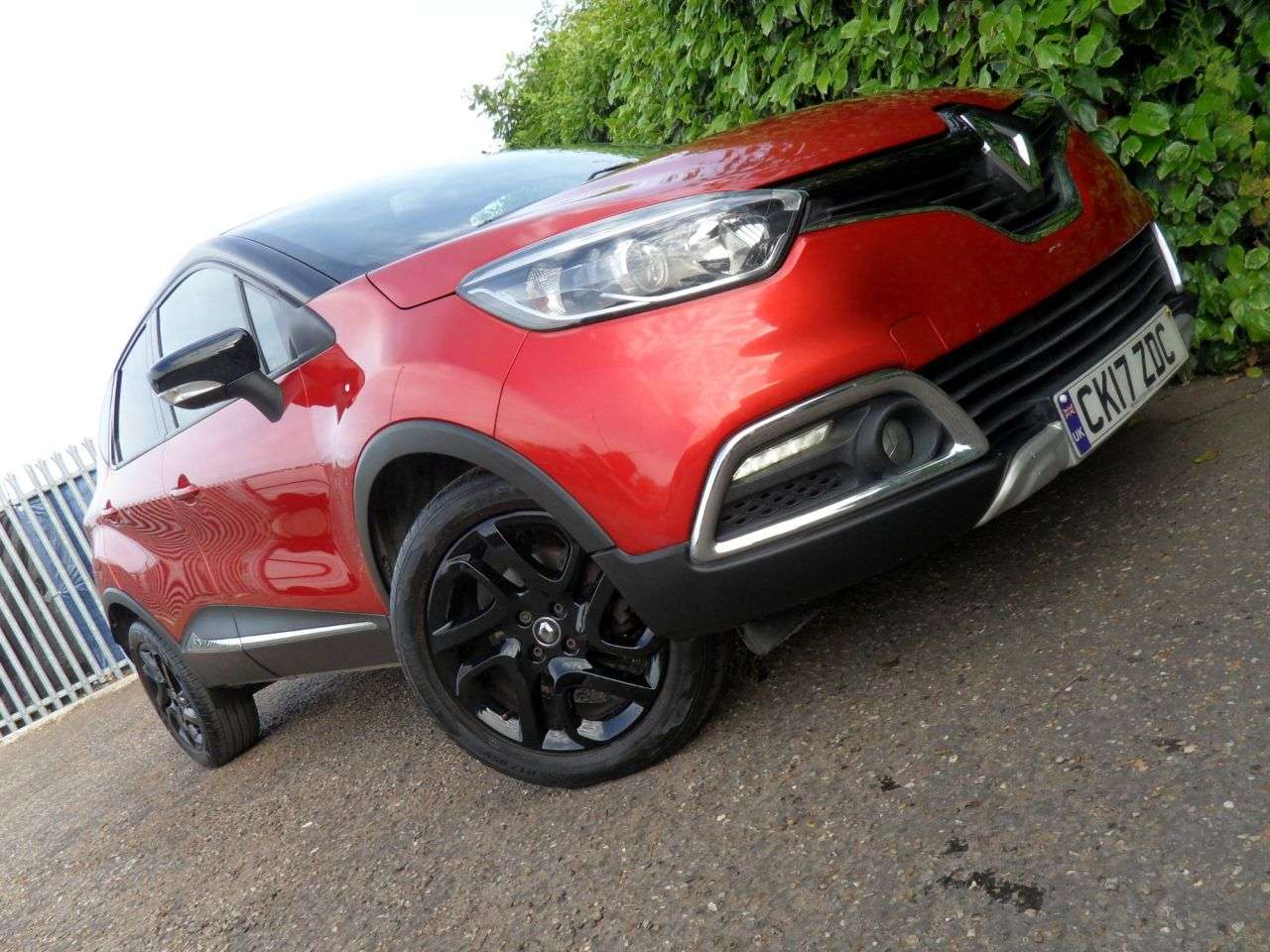 A 2017 RENAULT CAPTUR 1.2 TCe ENERGY Signature Nav SUV 5dr Petrol Auto Euro 6 (s/s) (120 ps) Flam A 2017 RENAULT CAPTUR 1.2 TCe ENERGY Signature Nav SUV 5dr Petrol Auto Euro 6 (s/s) (120 ps) Flam