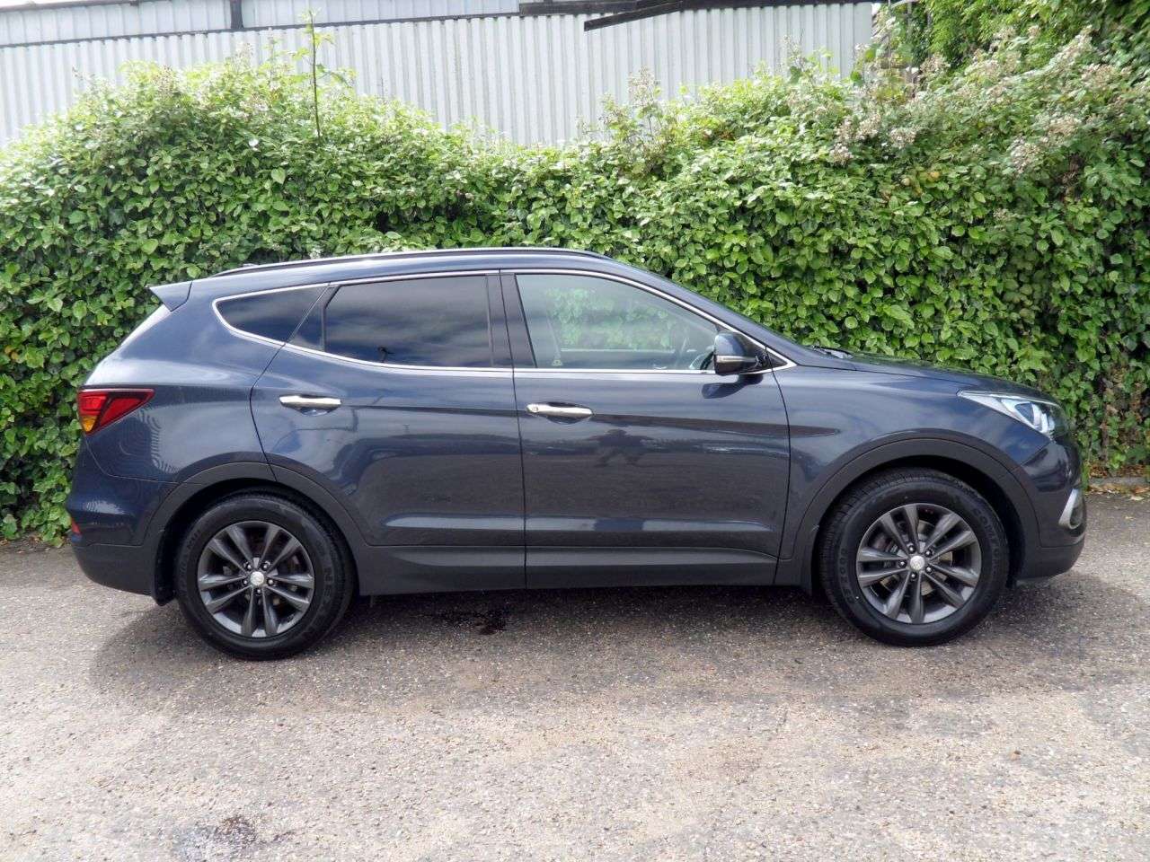 A 2017 HYUNDAI SANTA FE 2.2 CRDi Blue Drive Premium SUV 5dr Diesel Manual 4WD Euro 6 (s/s) (200 ps) A 2017 HYUNDAI SANTA FE 2.2 CRDi Blue Drive Premium SUV 5dr Diesel Manual 4WD Euro 6 (s/s) (200 ps)