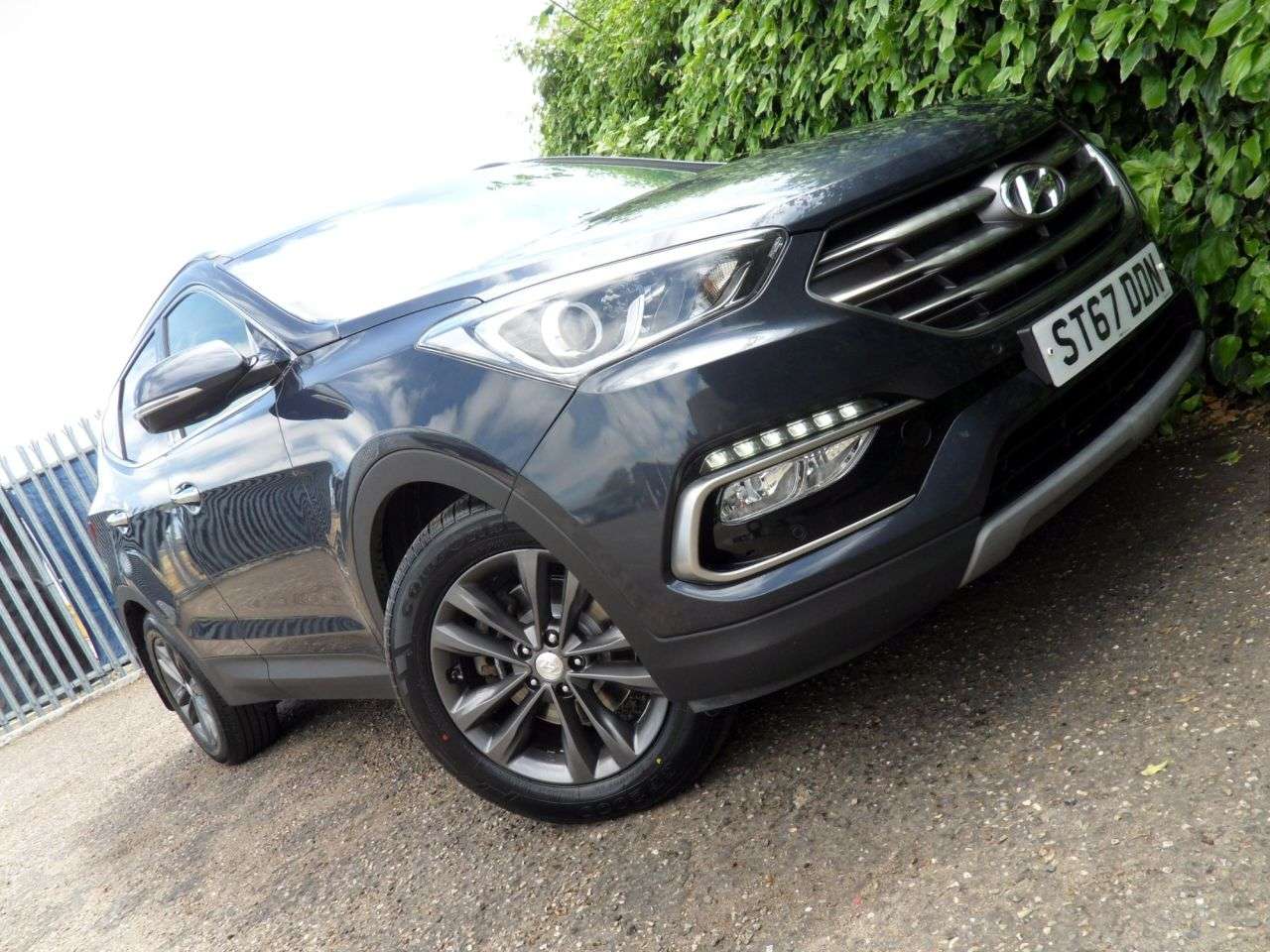 A 2017 HYUNDAI SANTA FE 2.2 CRDi Blue Drive Premium SUV 5dr Diesel Manual 4WD Euro 6 (s/s) (200 ps) A 2017 HYUNDAI SANTA FE 2.2 CRDi Blue Drive Premium SUV 5dr Diesel Manual 4WD Euro 6 (s/s) (200 ps)