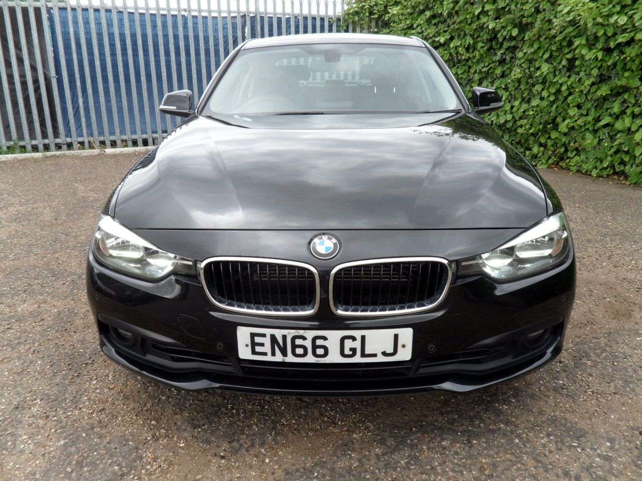 A 2017 BMW 3 SERIES 2.0 330e 7.6kWh SE Saloon 4dr Petrol Plug-in Hybrid Auto Euro 6 (s/s) (252 A 2017 BMW 3 SERIES 2.0 330e 7.6kWh SE Saloon 4dr Petrol Plug-in Hybrid Auto Euro 6 (s/s) (252