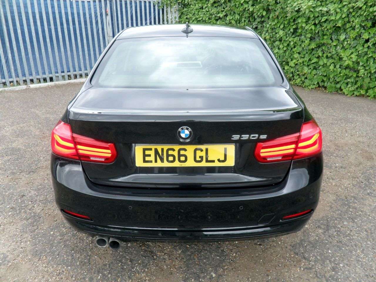A 2017 BMW 3 SERIES 2.0 330e 7.6kWh SE Saloon 4dr Petrol Plug-in Hybrid Auto Euro 6 (s/s) (252 A 2017 BMW 3 SERIES 2.0 330e 7.6kWh SE Saloon 4dr Petrol Plug-in Hybrid Auto Euro 6 (s/s) (252