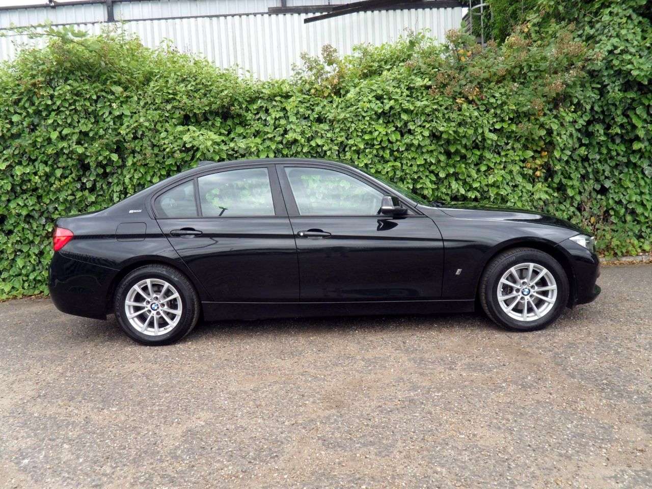 A 2017 BMW 3 SERIES 2.0 330e 7.6kWh SE Saloon 4dr Petrol Plug-in Hybrid Auto Euro 6 (s/s) (252 A 2017 BMW 3 SERIES 2.0 330e 7.6kWh SE Saloon 4dr Petrol Plug-in Hybrid Auto Euro 6 (s/s) (252