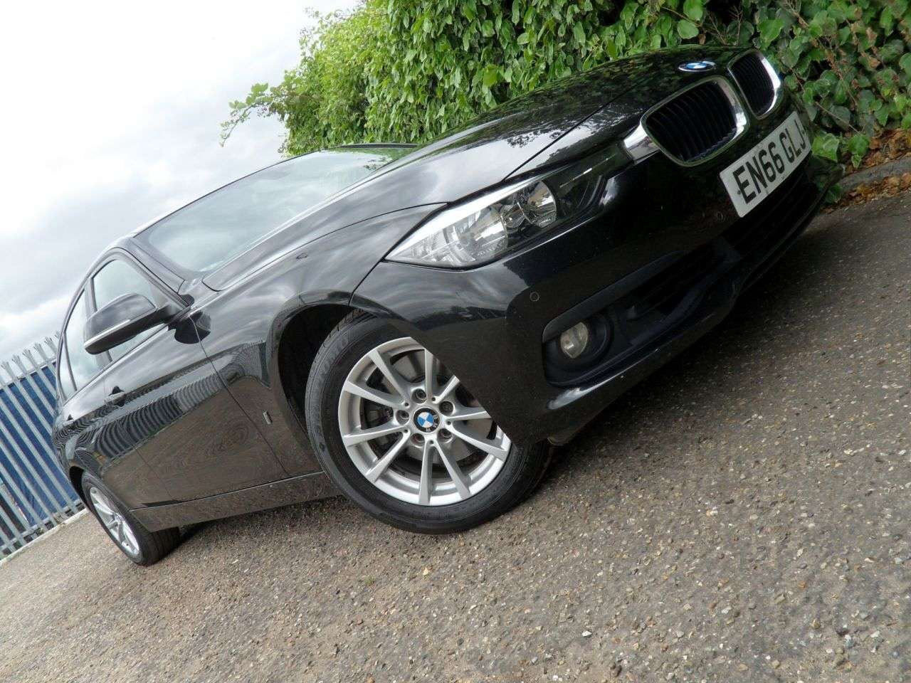 A 2017 BMW 3 SERIES 2.0 330e 7.6kWh SE Saloon 4dr Petrol Plug-in Hybrid Auto Euro 6 (s/s) (252 A 2017 BMW 3 SERIES 2.0 330e 7.6kWh SE Saloon 4dr Petrol Plug-in Hybrid Auto Euro 6 (s/s) (252