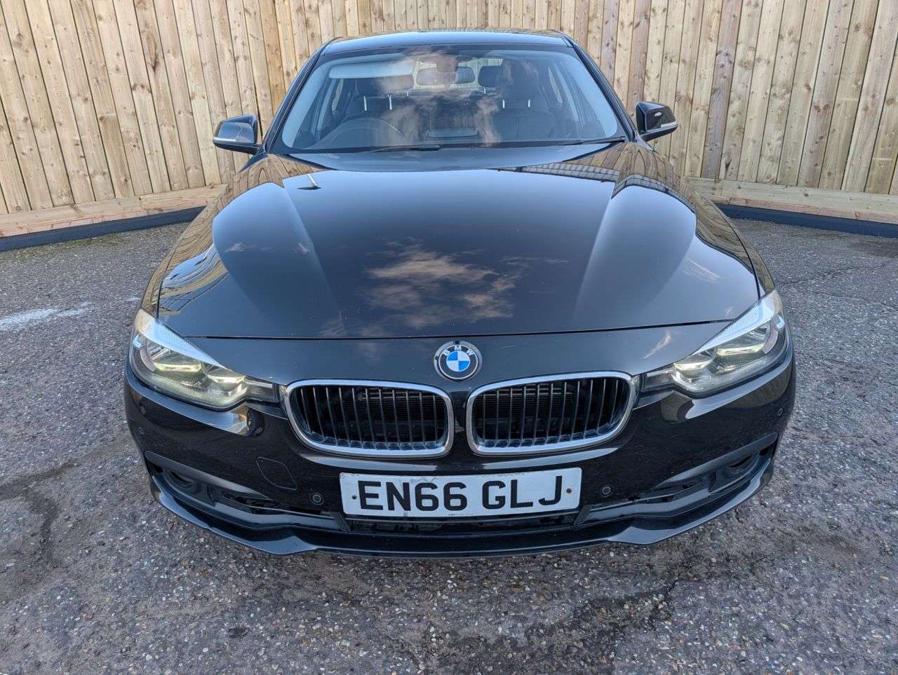A 2017 BMW 3 SERIES 2.0 330e 7.6kWh SE Saloon 4dr Petrol Plug-in Hybrid Auto Euro 6 (s/s) (252 A 2017 BMW 3 SERIES 2.0 330e 7.6kWh SE Saloon 4dr Petrol Plug-in Hybrid Auto Euro 6 (s/s) (252