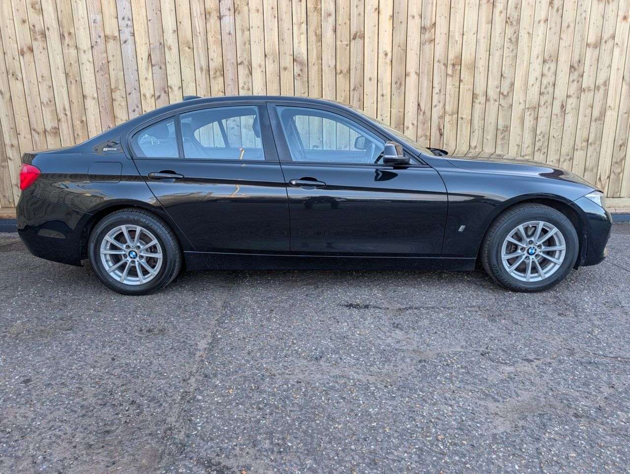 A 2017 BMW 3 SERIES 2.0 330e 7.6kWh SE Saloon 4dr Petrol Plug-in Hybrid Auto Euro 6 (s/s) (252 A 2017 BMW 3 SERIES 2.0 330e 7.6kWh SE Saloon 4dr Petrol Plug-in Hybrid Auto Euro 6 (s/s) (252