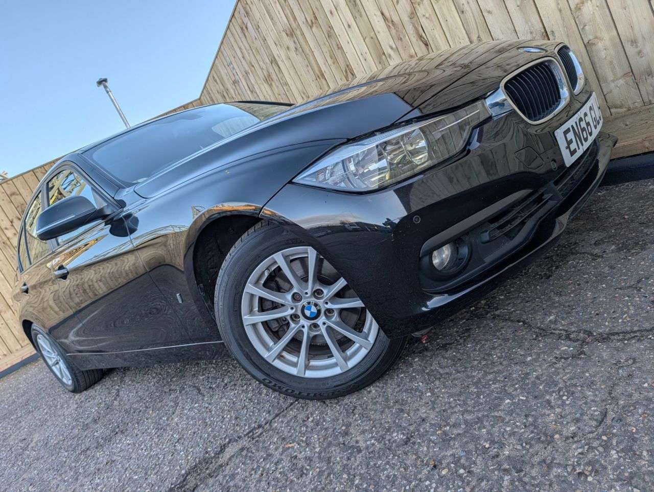 A 2017 BMW 3 SERIES 2.0 330e 7.6kWh SE Saloon 4dr Petrol Plug-in Hybrid Auto Euro 6 (s/s) (252 A 2017 BMW 3 SERIES 2.0 330e 7.6kWh SE Saloon 4dr Petrol Plug-in Hybrid Auto Euro 6 (s/s) (252