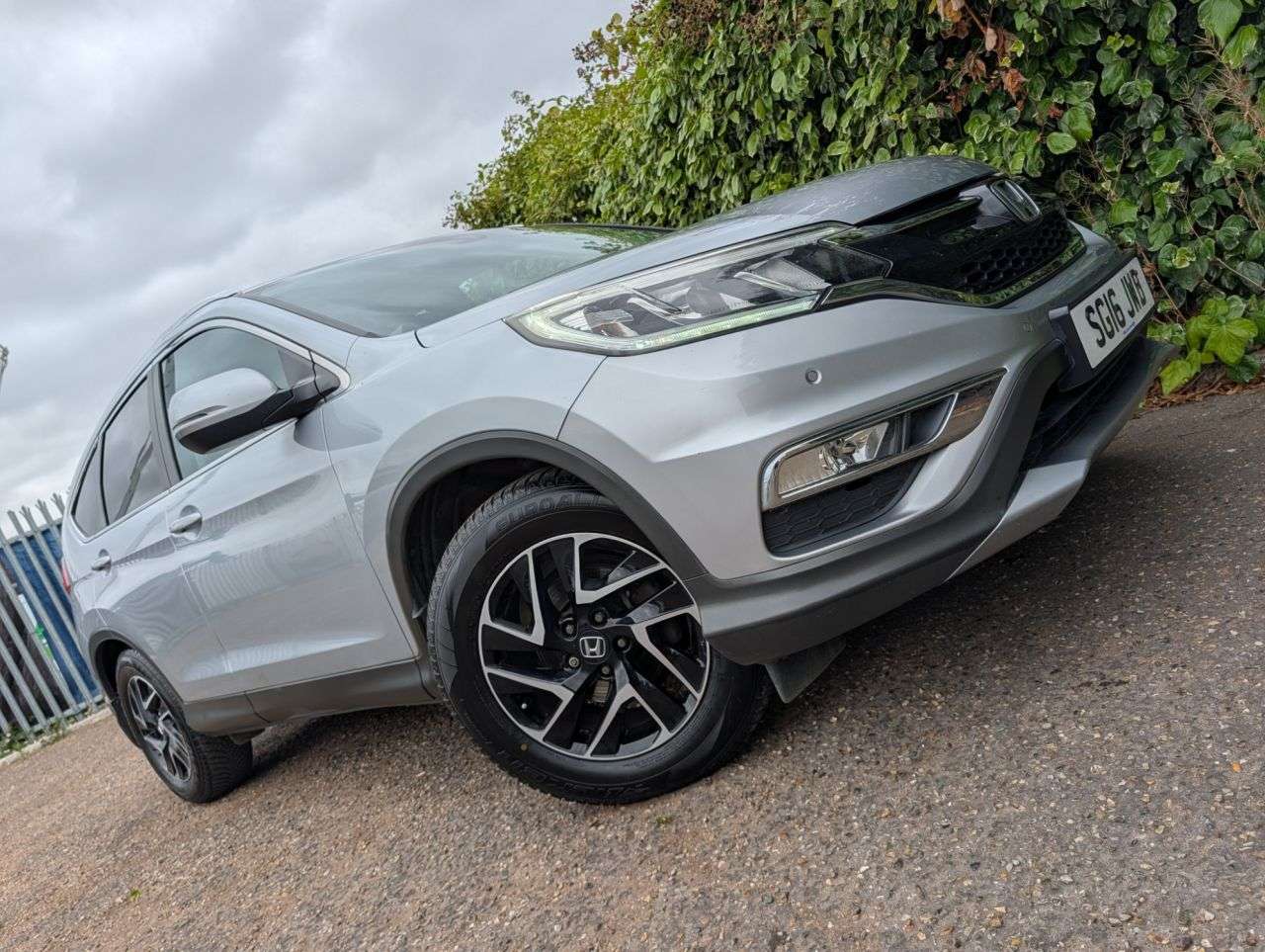 A 2016 HONDA CR-V 1.6 i-DTEC SE Plus Navi SUV 5dr Diesel Manual Euro 6 (s/s) (120 ps) Reverse A 2016 HONDA CR-V 1.6 i-DTEC SE Plus Navi SUV 5dr Diesel Manual Euro 6 (s/s) (120 ps) Reverse