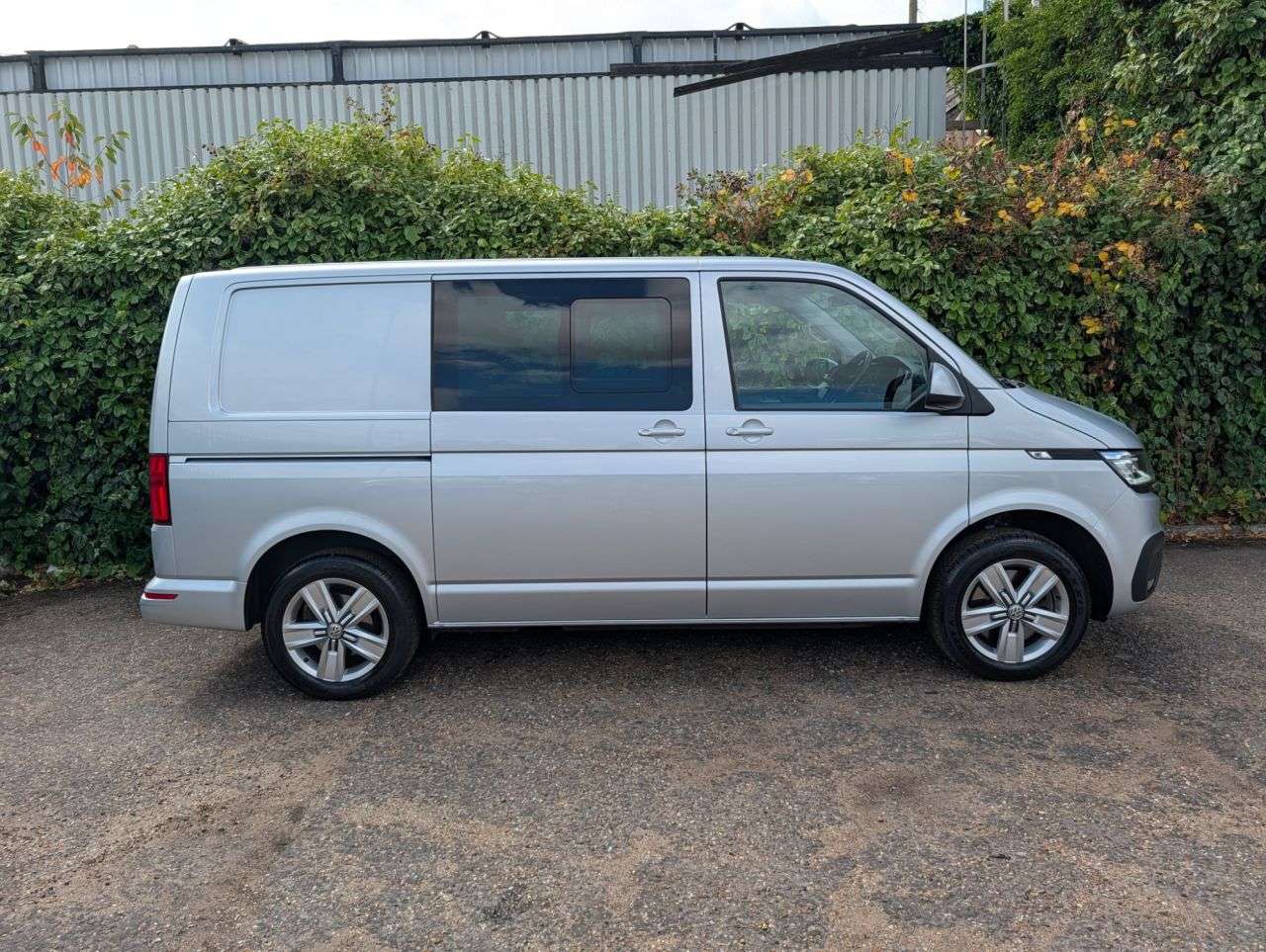 A 2020 VOLKSWAGEN TRANSPORTER 2.0 TDI T32 Highline Kombi Double Cab 5dr Diesel DSG FWD SWB Euro 6 (s/s) ( A 2020 VOLKSWAGEN TRANSPORTER 2.0 TDI T32 Highline Kombi Double Cab 5dr Diesel DSG FWD SWB Euro 6 (s/s) (