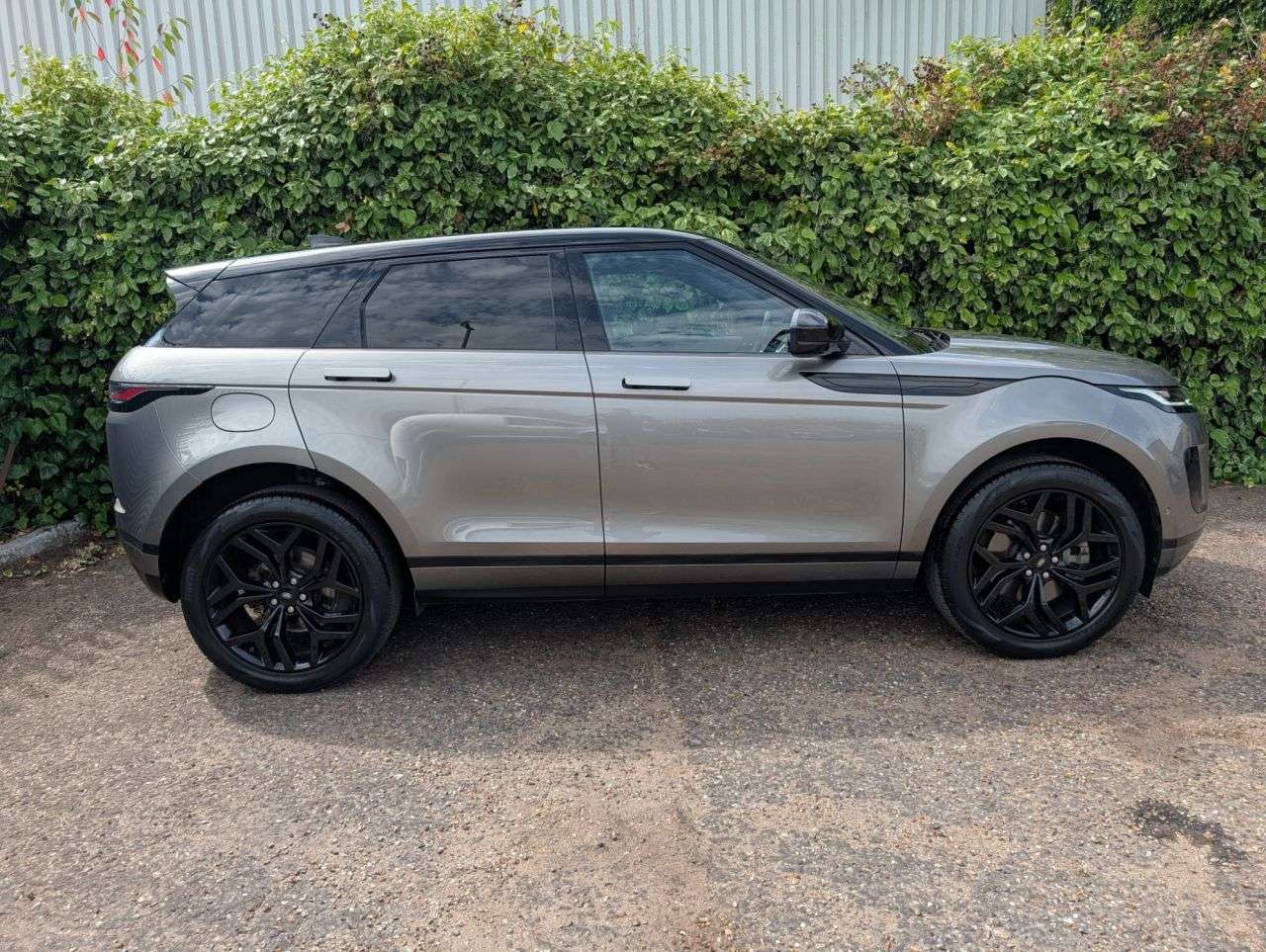 A 2019 LAND ROVER RANGE ROVER EVOQUE 2.0 D150 SE SUV 5dr Diesel Auto 4WD Euro 6 (s/s) (150 ps) £5,000 Of Factory A 2019 LAND ROVER RANGE ROVER EVOQUE 2.0 D150 SE SUV 5dr Diesel Auto 4WD Euro 6 (s/s) (150 ps) £5,000 Of Factory