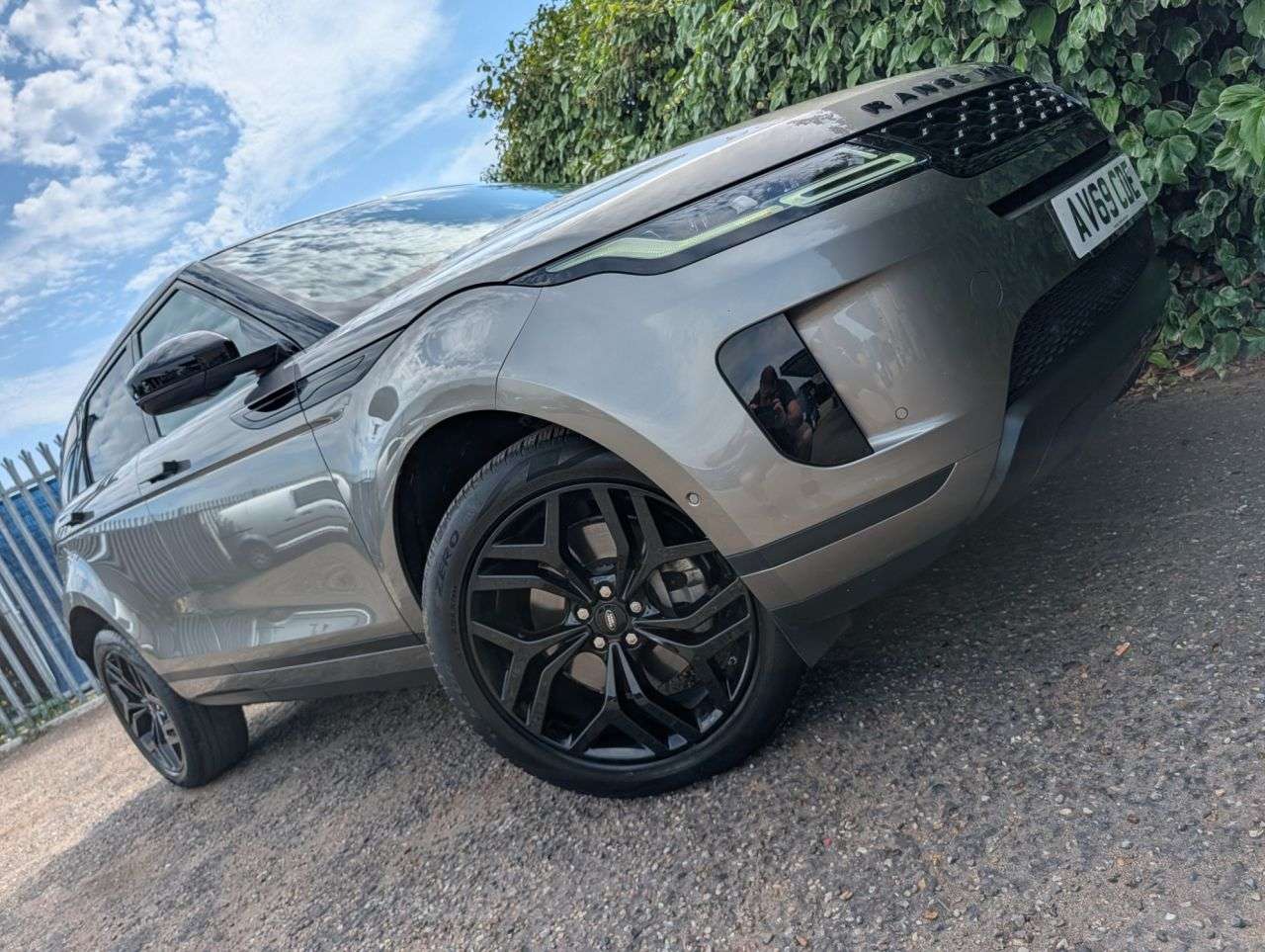 A 2019 LAND ROVER RANGE ROVER EVOQUE 2.0 D150 SE SUV 5dr Diesel Auto 4WD Euro 6 (s/s) (150 ps) £5,000 Of Factory A 2019 LAND ROVER RANGE ROVER EVOQUE 2.0 D150 SE SUV 5dr Diesel Auto 4WD Euro 6 (s/s) (150 ps) £5,000 Of Factory