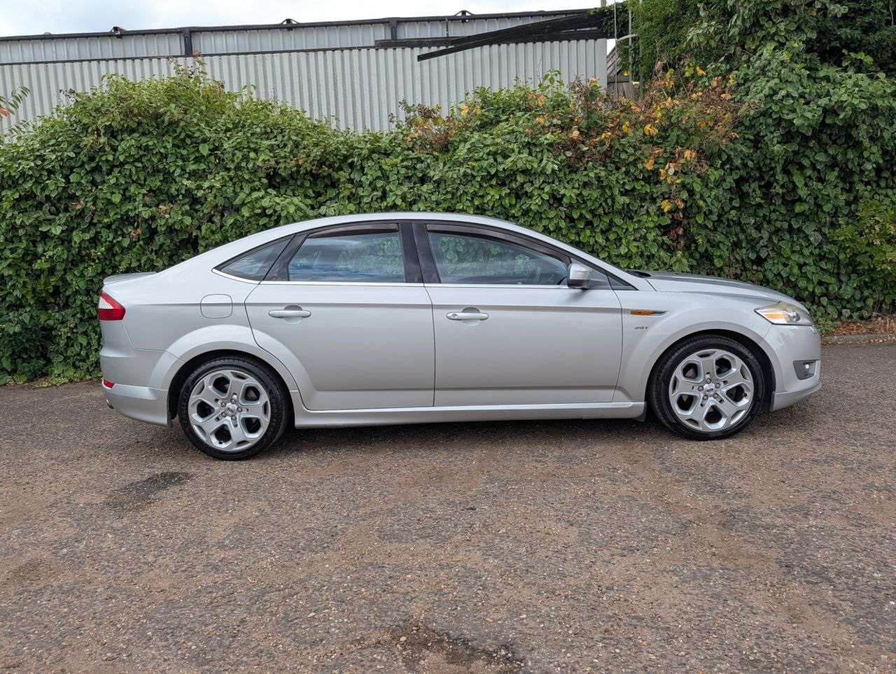 A 2009 FORD MONDEO 2.5 Titanium X Sport Hatchback 5dr Petrol Manual (222 g/km, 217 bhp) Servic A 2009 FORD MONDEO 2.5 Titanium X Sport Hatchback 5dr Petrol Manual (222 g/km, 217 bhp) Servic