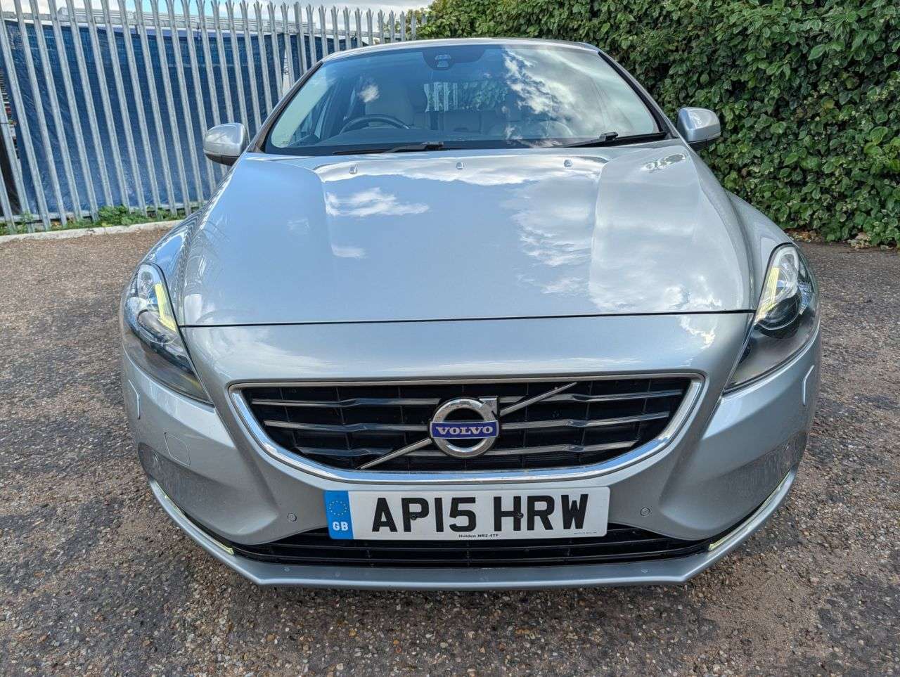 A 2015 VOLVO V40 2.0 T3 SE Lux Nav Hatchback 5dr Petrol Manual Euro 6 (s/s) (152 ps) 2Owners A 2015 VOLVO V40 2.0 T3 SE Lux Nav Hatchback 5dr Petrol Manual Euro 6 (s/s) (152 ps) 2Owners