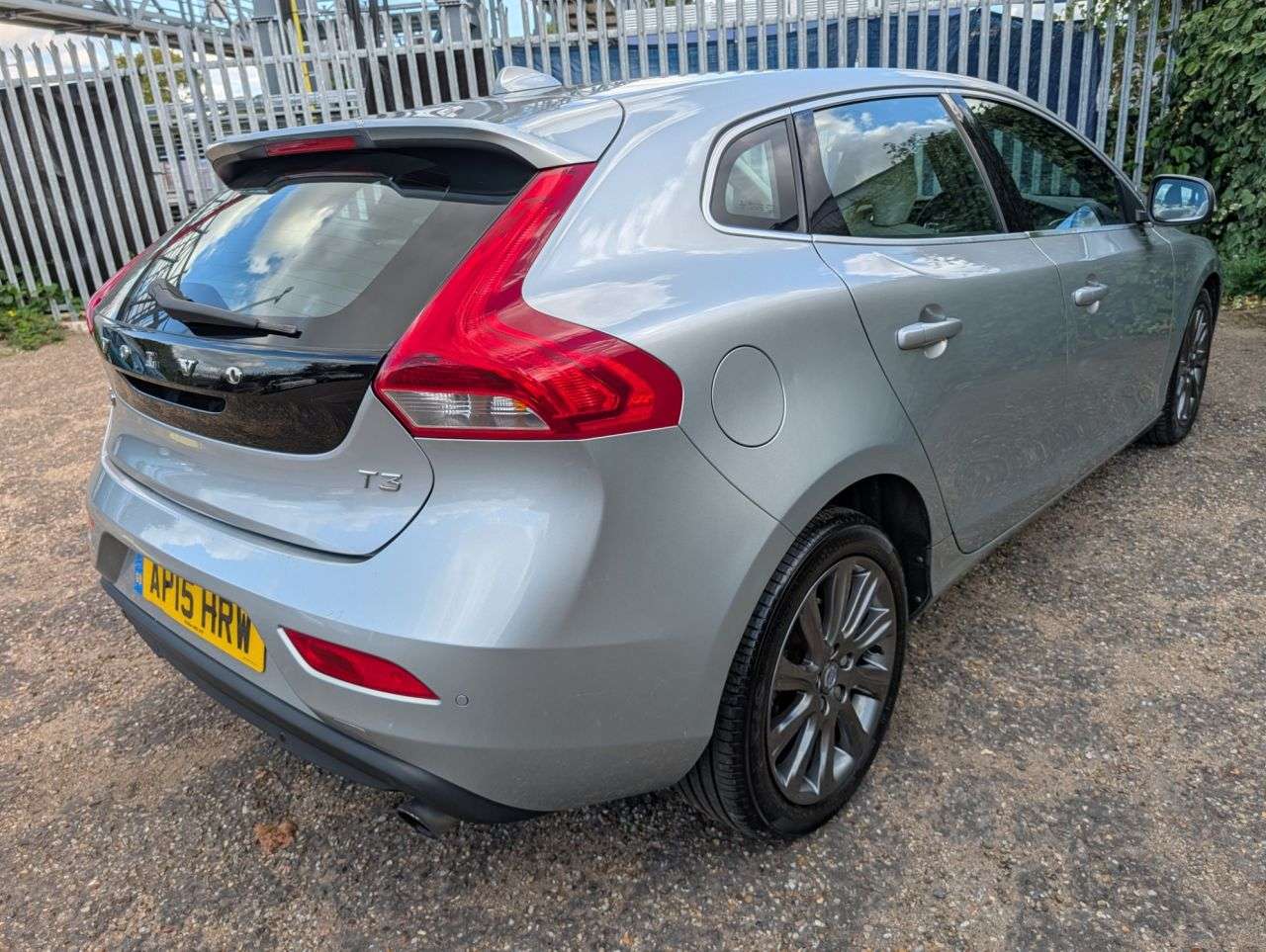 2015 VOLVO V40 2015 VOLVO V40