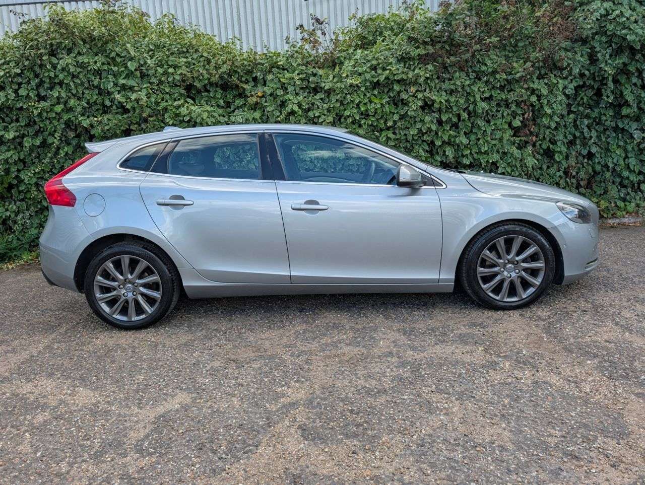 A 2015 VOLVO V40 2.0 T3 SE Lux Nav Hatchback 5dr Petrol Manual Euro 6 (s/s) (152 ps) 2Owners A 2015 VOLVO V40 2.0 T3 SE Lux Nav Hatchback 5dr Petrol Manual Euro 6 (s/s) (152 ps) 2Owners
