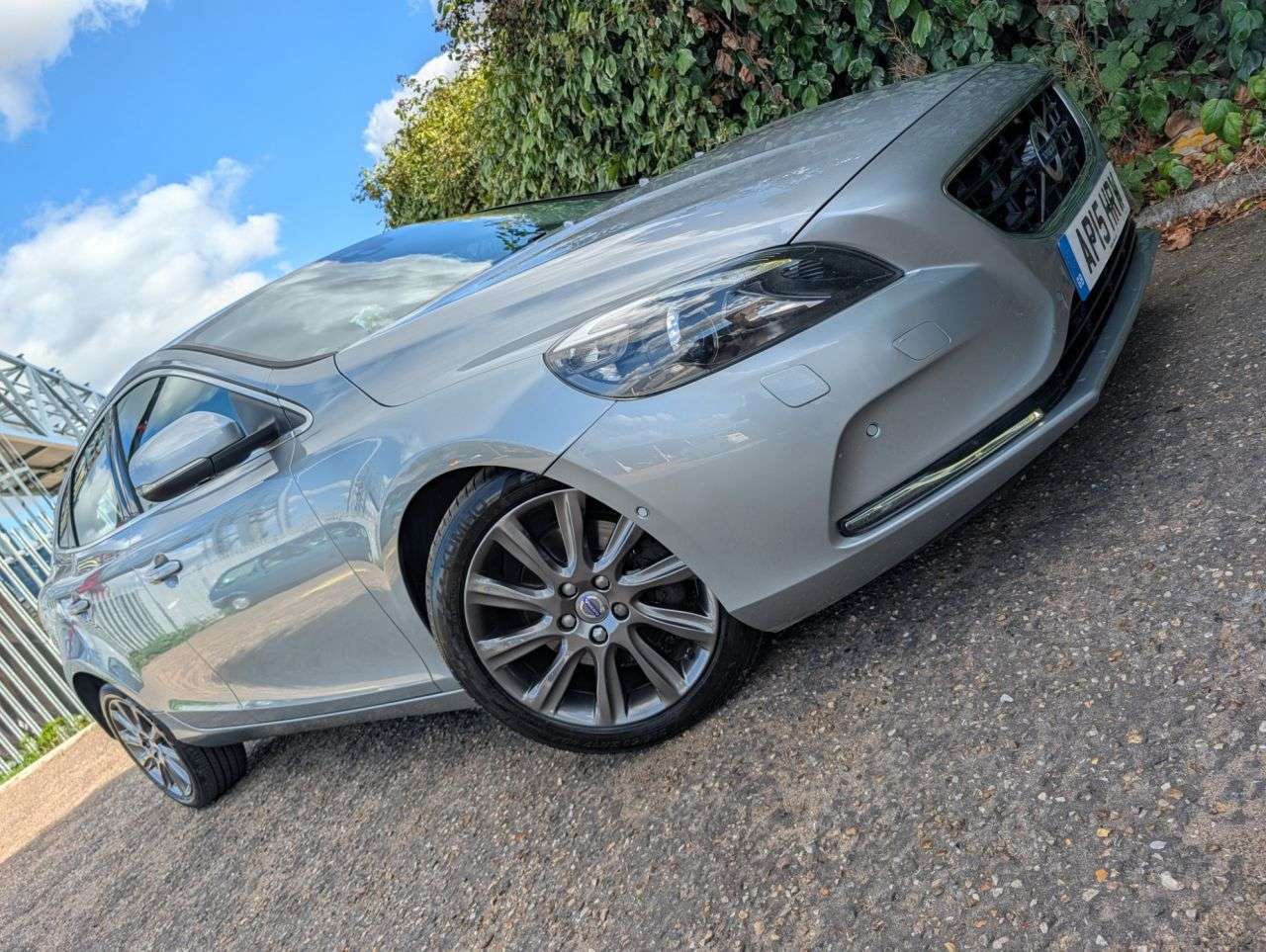 A 2015 VOLVO V40 2.0 T3 SE Lux Nav Hatchback 5dr Petrol Manual Euro 6 (s/s) (152 ps) 2Owners A 2015 VOLVO V40 2.0 T3 SE Lux Nav Hatchback 5dr Petrol Manual Euro 6 (s/s) (152 ps) 2Owners