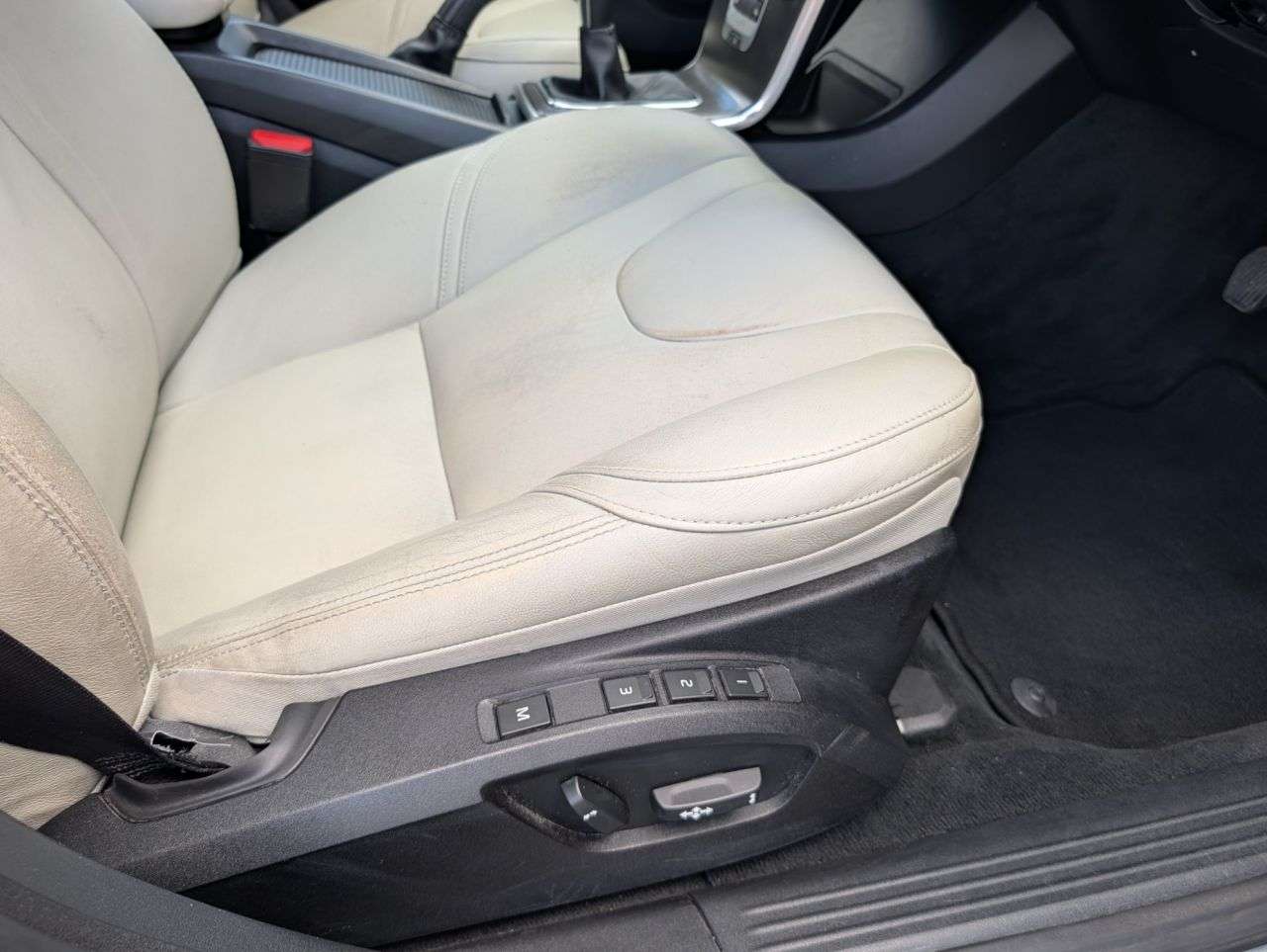 2015 VOLVO V40 2015 VOLVO V40