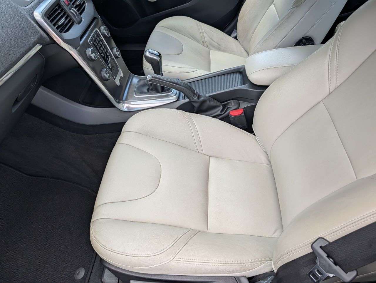 2015 VOLVO V40 2015 VOLVO V40