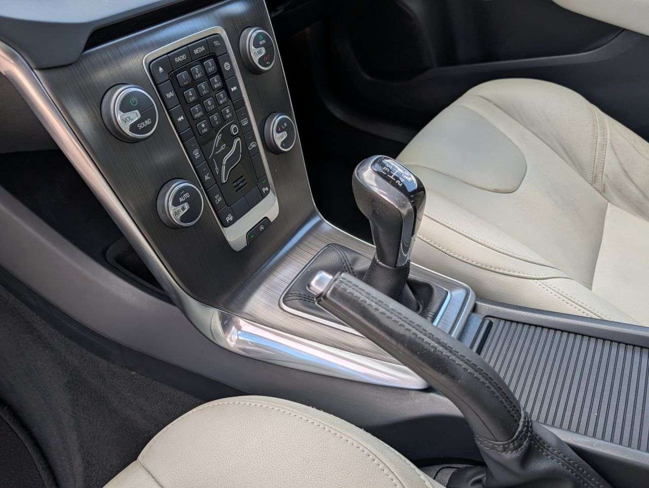 2015 VOLVO V40 2015 VOLVO V40