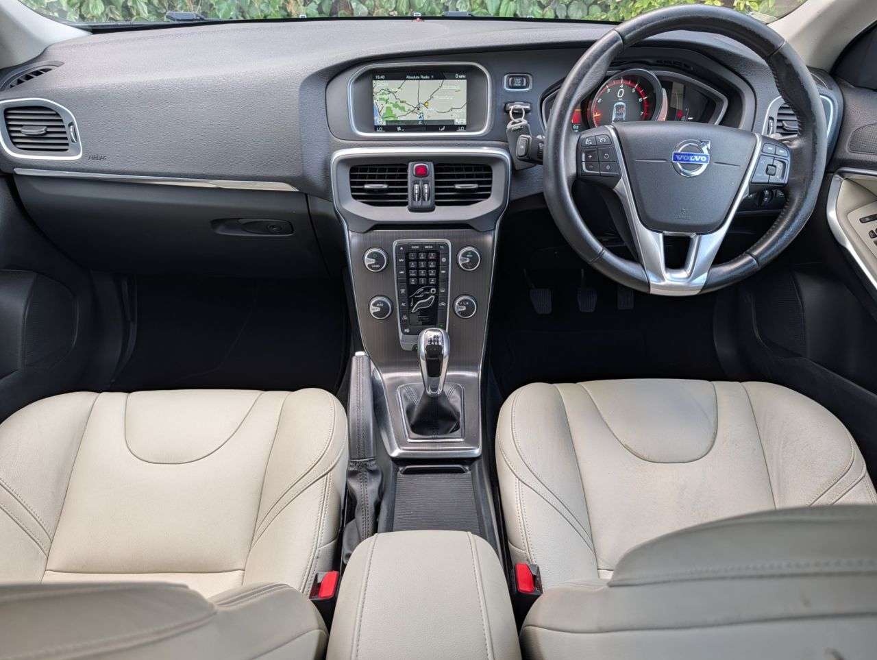 2015 VOLVO V40 2015 VOLVO V40