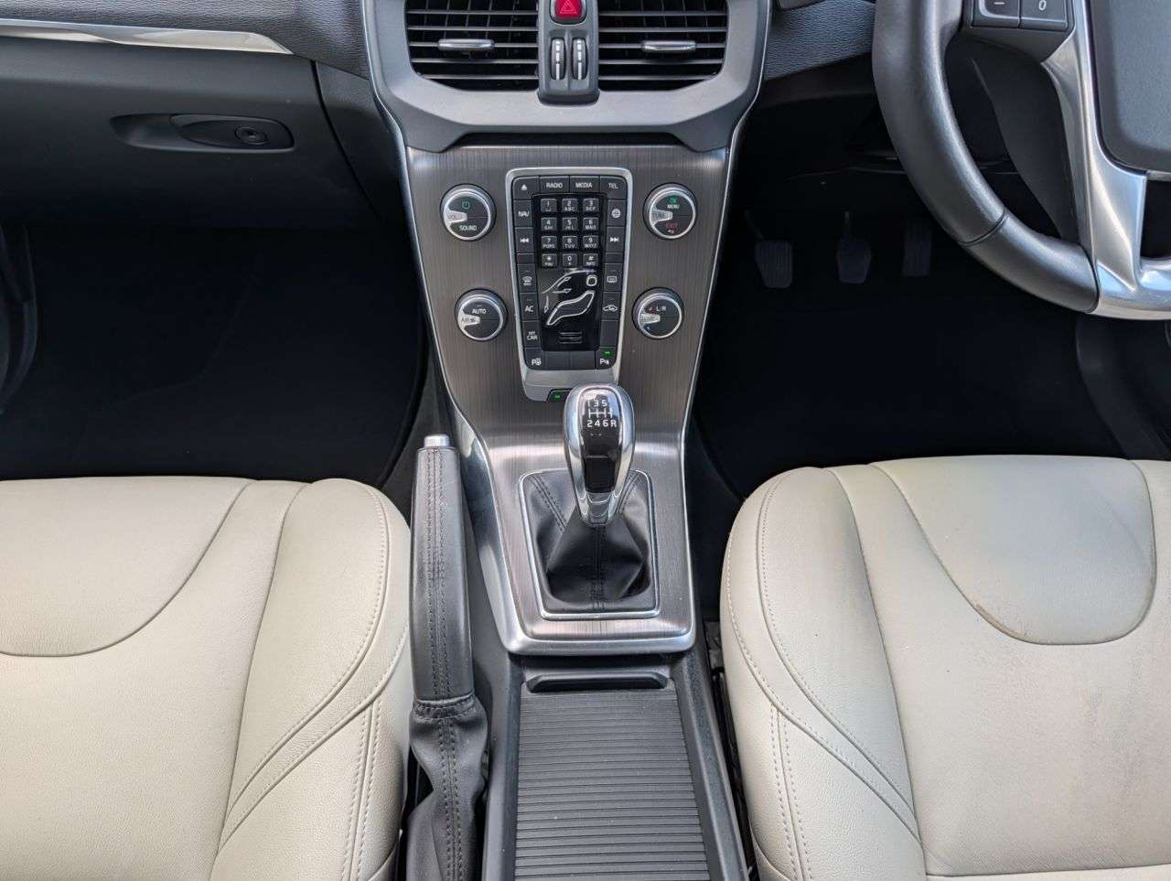 2015 VOLVO V40 2015 VOLVO V40