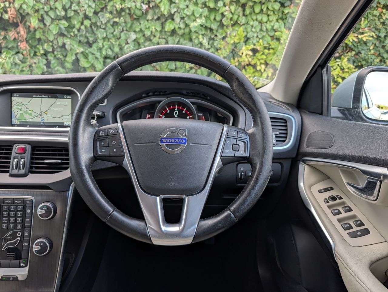 2015 VOLVO V40 2015 VOLVO V40