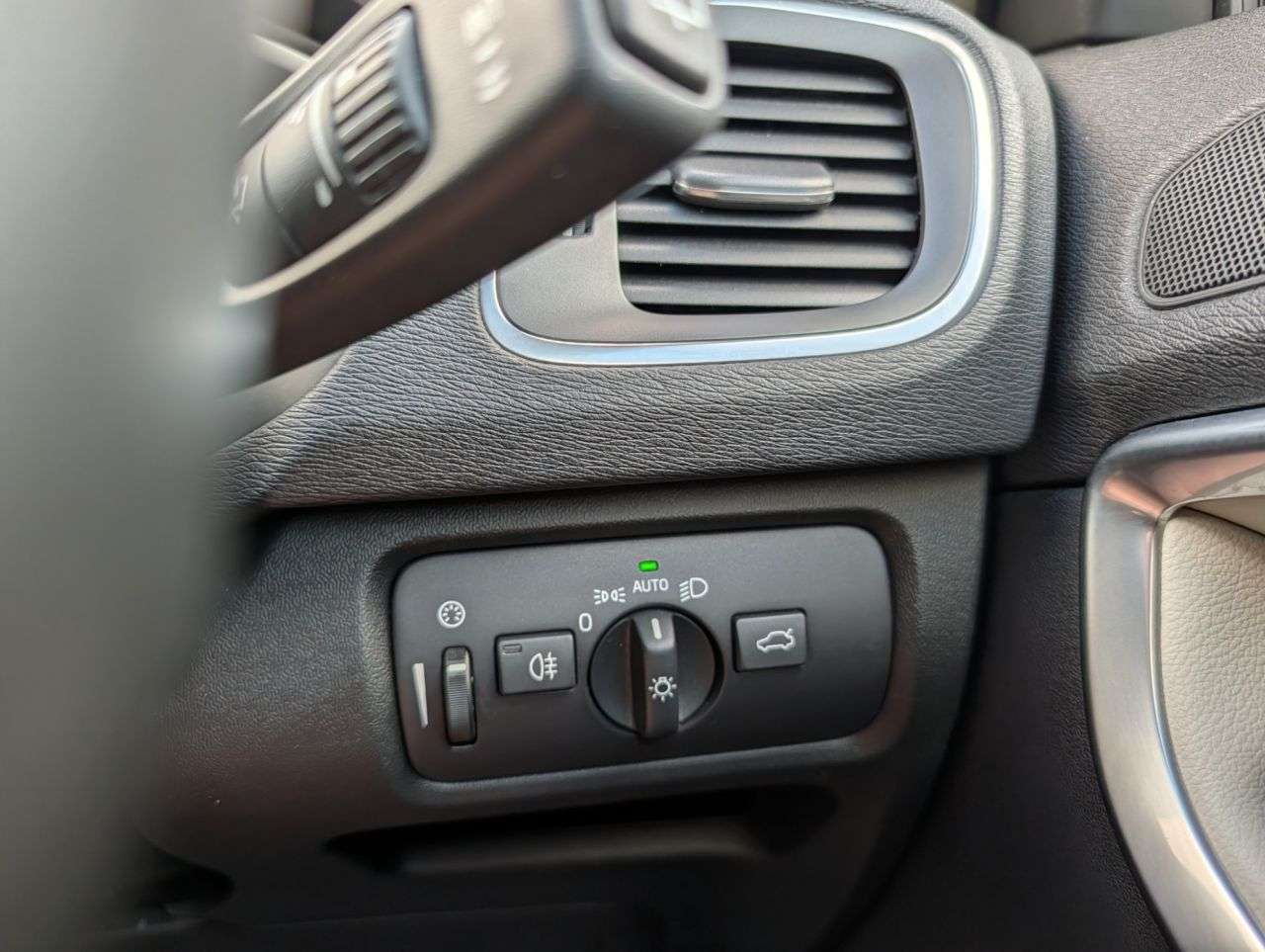 2015 VOLVO V40 2015 VOLVO V40