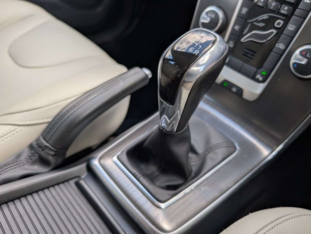 2015 VOLVO V40 2015 VOLVO V40