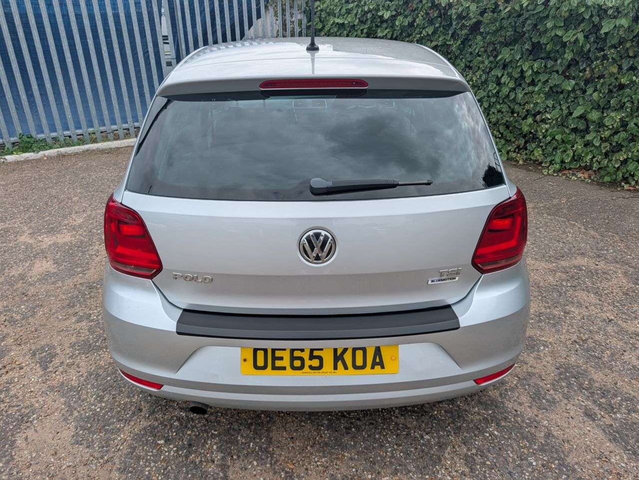 A 2015 VOLKSWAGEN POLO 1.2 TSI BlueMotion Tech SE Design Hatchback 5dr Petrol Manual Euro 6 (s/s) A 2015 VOLKSWAGEN POLO 1.2 TSI BlueMotion Tech SE Design Hatchback 5dr Petrol Manual Euro 6 (s/s)