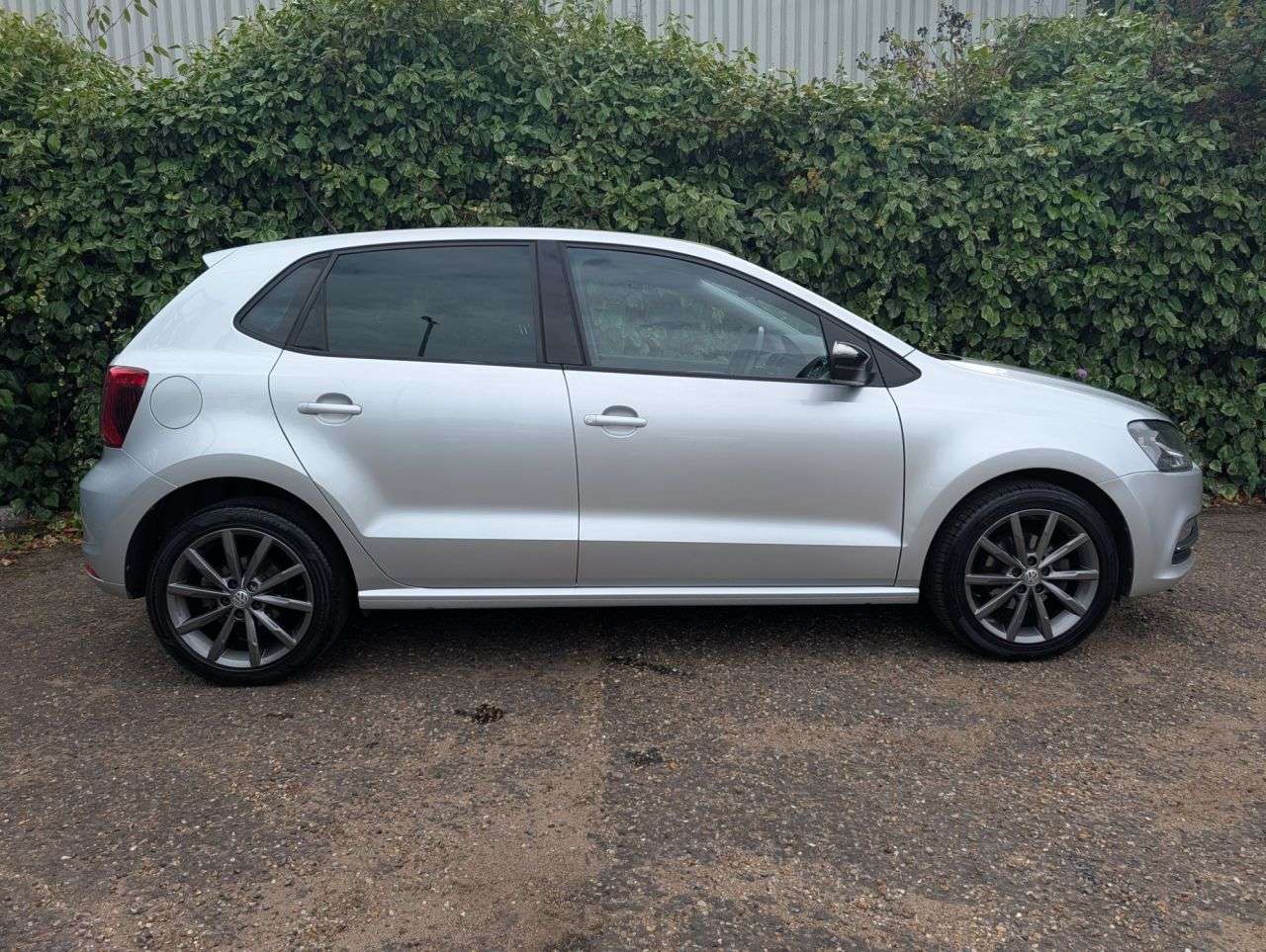 A 2015 VOLKSWAGEN POLO 1.2 TSI BlueMotion Tech SE Design Hatchback 5dr Petrol Manual Euro 6 (s/s) A 2015 VOLKSWAGEN POLO 1.2 TSI BlueMotion Tech SE Design Hatchback 5dr Petrol Manual Euro 6 (s/s)