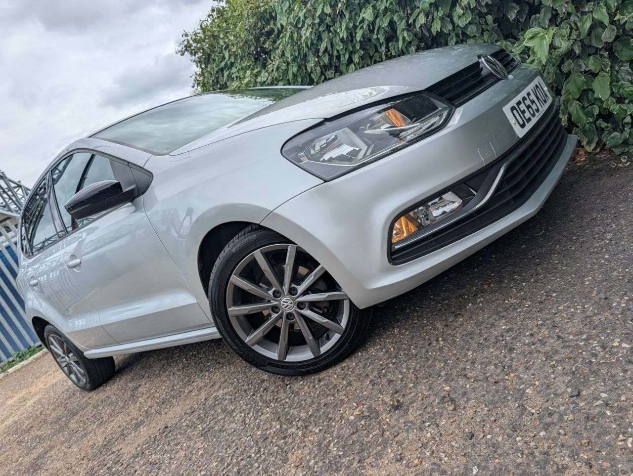 A 2015 VOLKSWAGEN POLO 1.2 TSI BlueMotion Tech SE Design Hatchback 5dr Petrol Manual Euro 6 (s/s) A 2015 VOLKSWAGEN POLO 1.2 TSI BlueMotion Tech SE Design Hatchback 5dr Petrol Manual Euro 6 (s/s)