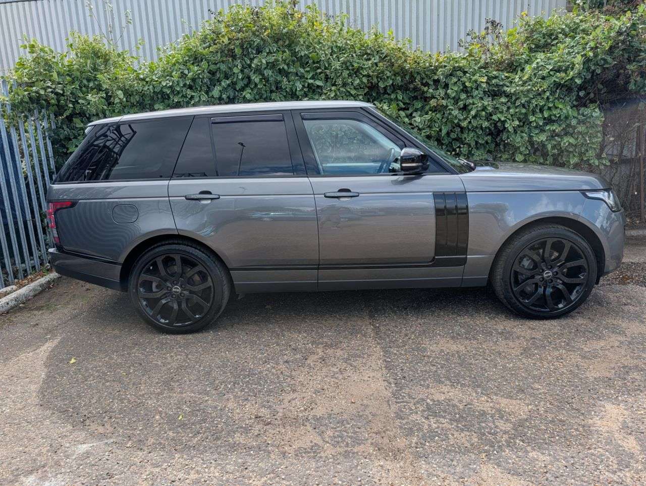 A 2013 LAND ROVER RANGE ROVER 4.4 SD V8 Autobiography SUV 5dr Diesel Auto 4WD Euro 5 (339 ps) Full Servic A 2013 LAND ROVER RANGE ROVER 4.4 SD V8 Autobiography SUV 5dr Diesel Auto 4WD Euro 5 (339 ps) Full Servic