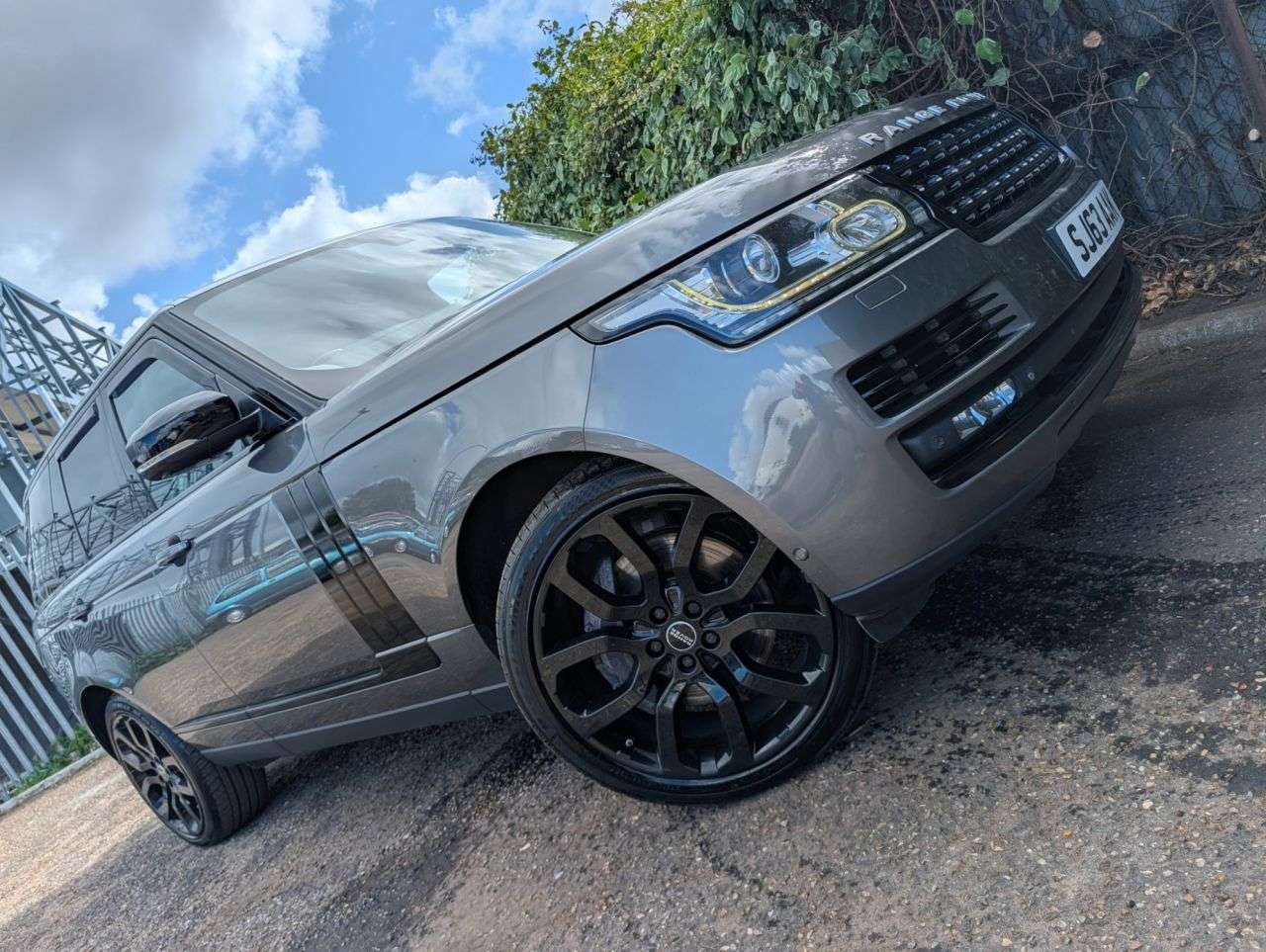 A 2013 LAND ROVER RANGE ROVER 4.4 SD V8 Autobiography SUV 5dr Diesel Auto 4WD Euro 5 (339 ps) Full Servic A 2013 LAND ROVER RANGE ROVER 4.4 SD V8 Autobiography SUV 5dr Diesel Auto 4WD Euro 5 (339 ps) Full Servic