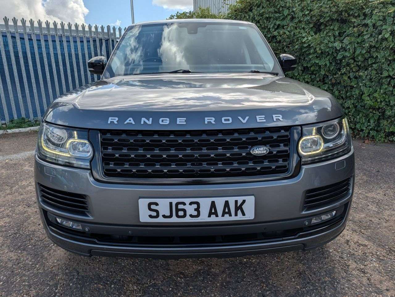 A 2013 LAND ROVER RANGE ROVER 4.4 SD V8 Autobiography SUV 5dr Diesel Auto 4WD Euro 5 (339 ps) Full Servic A 2013 LAND ROVER RANGE ROVER 4.4 SD V8 Autobiography SUV 5dr Diesel Auto 4WD Euro 5 (339 ps) Full Servic