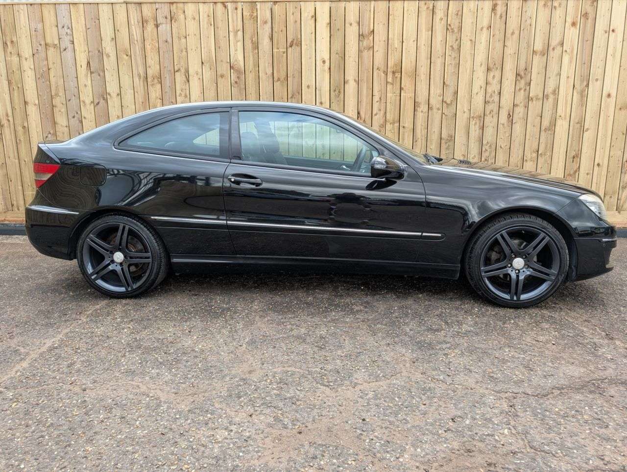 A 2009 MERCEDES-BENZ CLC CLASS 2.1 CLC200 CDI Sport Coupe 3dr Diesel Auto Euro 4 (122 ps) A 2009 MERCEDES-BENZ CLC CLASS 2.1 CLC200 CDI Sport Coupe 3dr Diesel Auto Euro 4 (122 ps)
