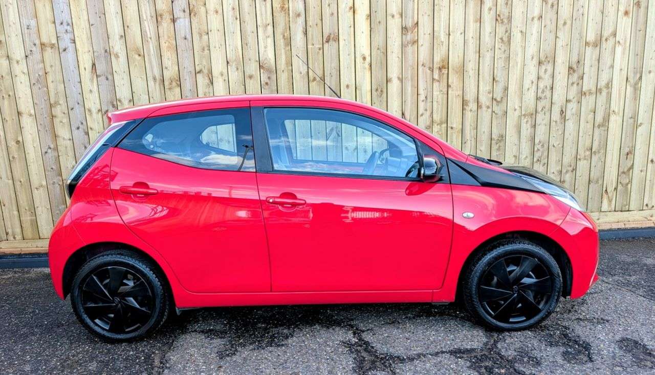 A 2015 TOYOTA AYGO 1.0 VVT-i x-play Hatchback 5dr Petrol Manual Euro 5 Euro 5 (68 ps) Ideal Re A 2015 TOYOTA AYGO 1.0 VVT-i x-play Hatchback 5dr Petrol Manual Euro 5 Euro 5 (68 ps) Ideal Re
