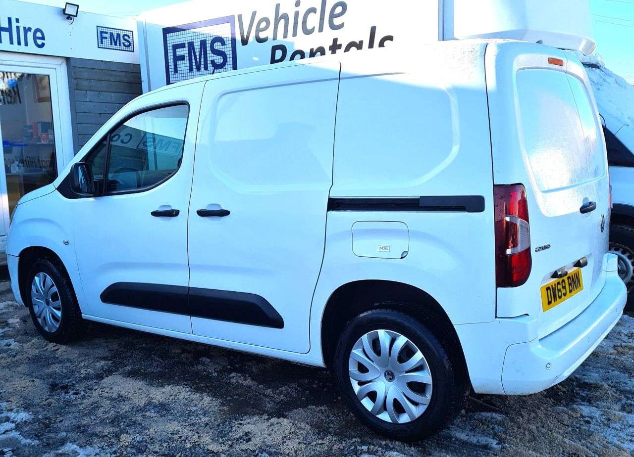 A 2020 VAUXHALL COMBO 1.5 L1H1 2300 SPORTIVE S/S 101 BHP A 2020 VAUXHALL COMBO 1.5 L1H1 2300 SPORTIVE S/S 101 BHP
