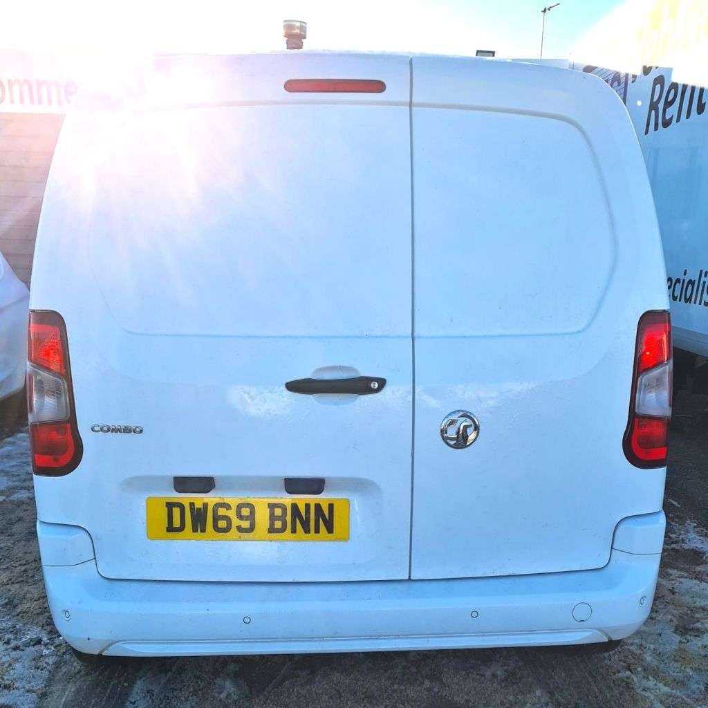 A 2020 VAUXHALL COMBO 1.5 L1H1 2300 SPORTIVE S/S 101 BHP A 2020 VAUXHALL COMBO 1.5 L1H1 2300 SPORTIVE S/S 101 BHP
