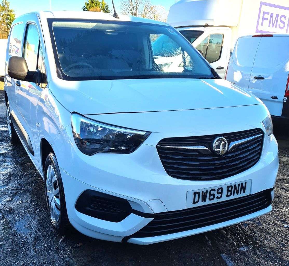 A 2020 VAUXHALL COMBO 1.5 L1H1 2300 SPORTIVE S/S 101 BHP A 2020 VAUXHALL COMBO 1.5 L1H1 2300 SPORTIVE S/S 101 BHP