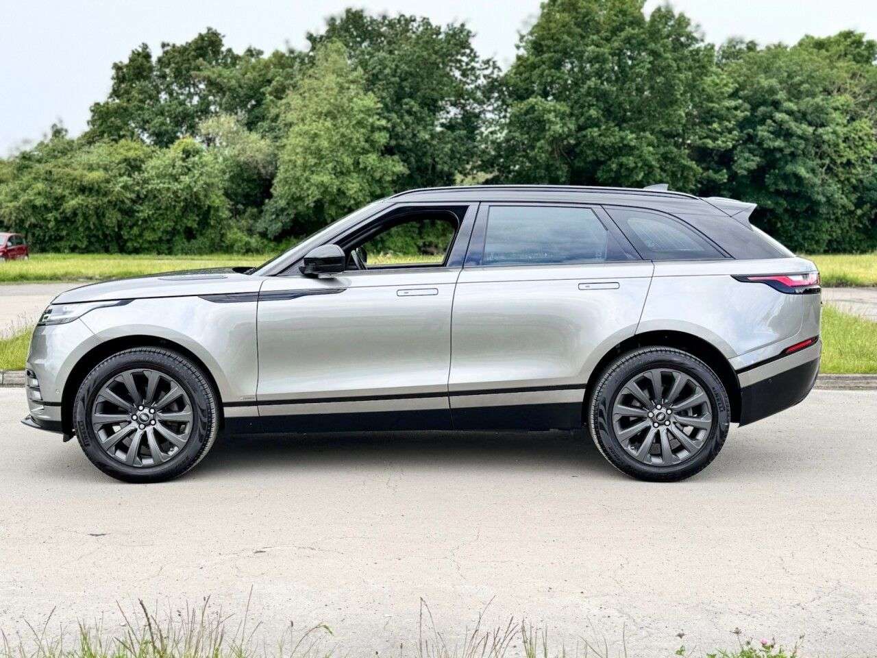 A 2017 LAND ROVER RANGE ROVER VELAR 2.0 D240 R-Dynamic SE SUV 5dr Diesel Auto 4WD Euro 6 (s/s) (240 ps) FULL SE A 2017 LAND ROVER RANGE ROVER VELAR 2.0 D240 R-Dynamic SE SUV 5dr Diesel Auto 4WD Euro 6 (s/s) (240 ps) FULL SE