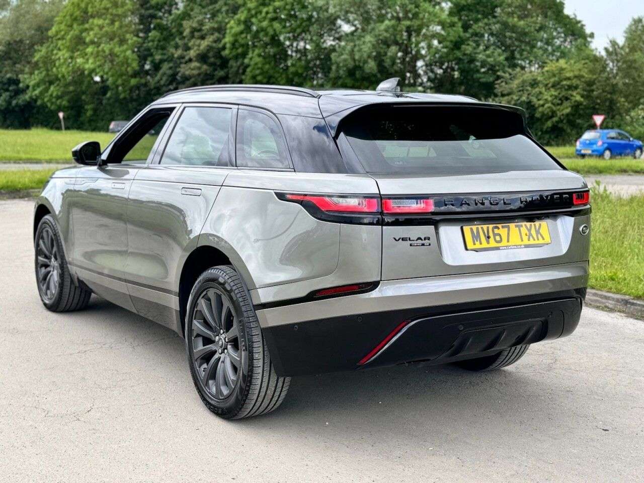 A 2017 LAND ROVER RANGE ROVER VELAR 2.0 D240 R-Dynamic SE SUV 5dr Diesel Auto 4WD Euro 6 (s/s) (240 ps) FULL SE A 2017 LAND ROVER RANGE ROVER VELAR 2.0 D240 R-Dynamic SE SUV 5dr Diesel Auto 4WD Euro 6 (s/s) (240 ps) FULL SE