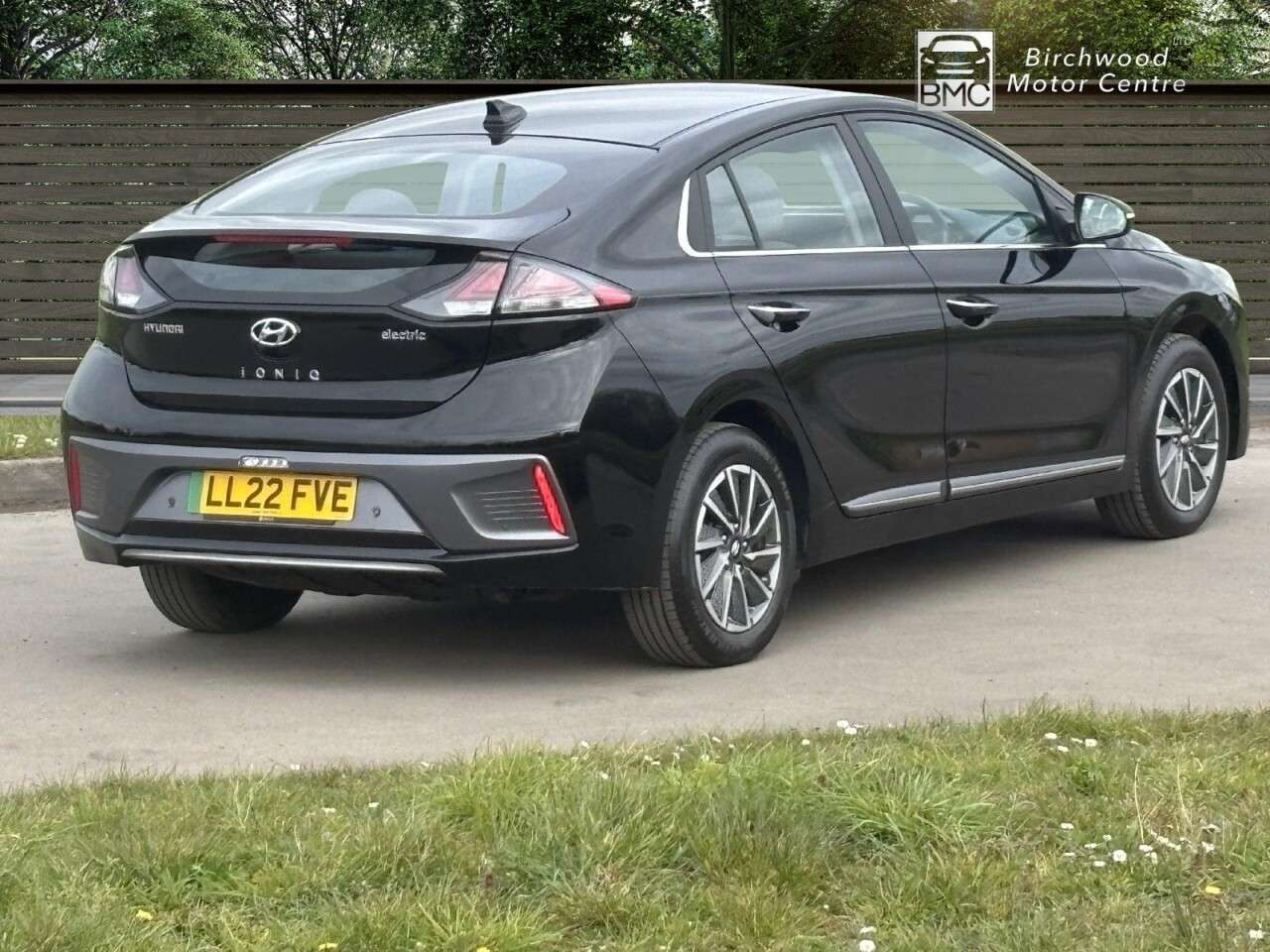 A 2022 HYUNDAI IONIQ 38.3kWh Premium Hatchback 5dr Electric Auto (136 ps) SERVICE HISTORY A 2022 HYUNDAI IONIQ 38.3kWh Premium Hatchback 5dr Electric Auto (136 ps) SERVICE HISTORY